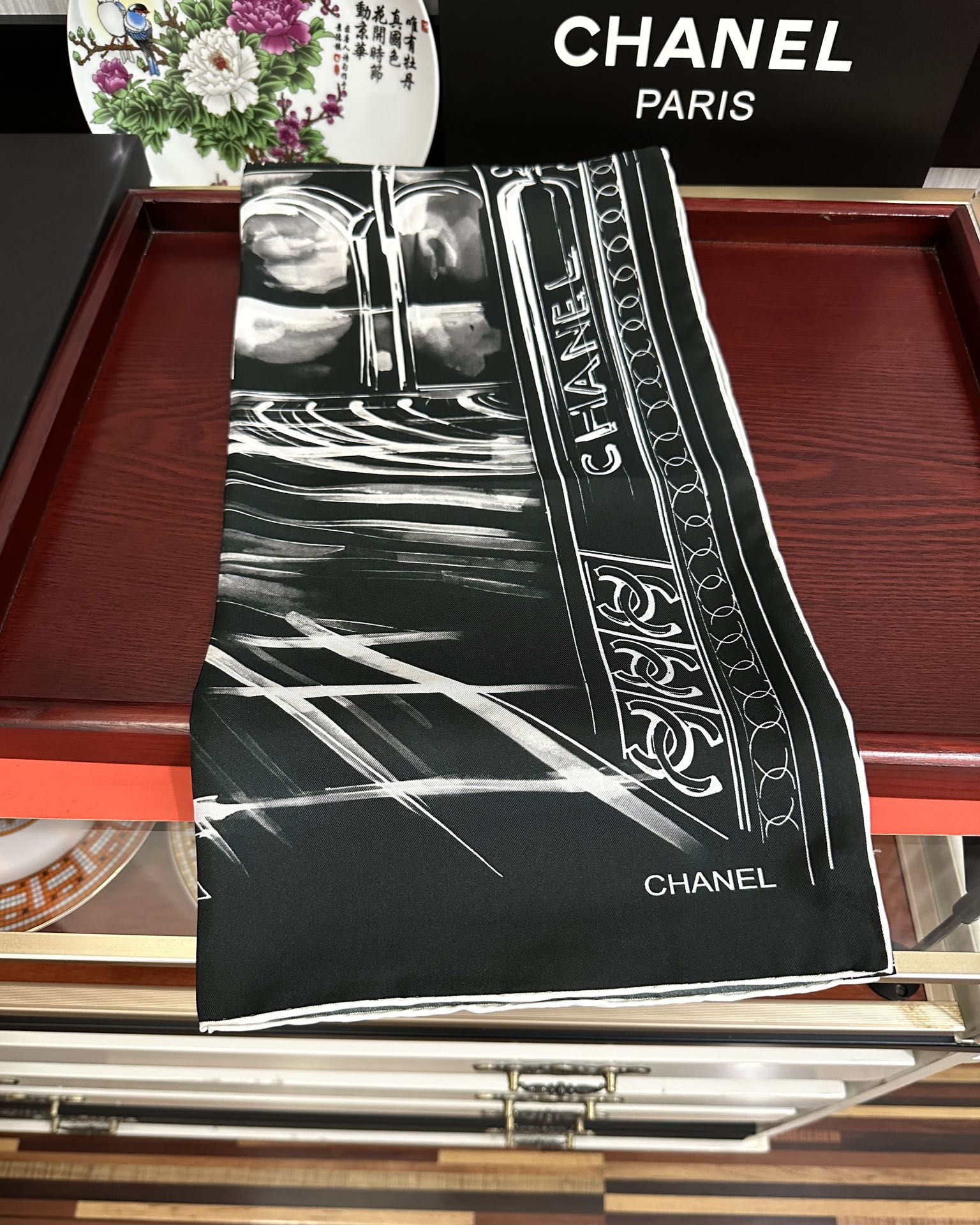 🔥新款 香奈 今年的爆款 这款必入丝巾 官网同步 的图案是巴黎大皇宫中被命名为“Gabrielle Ch