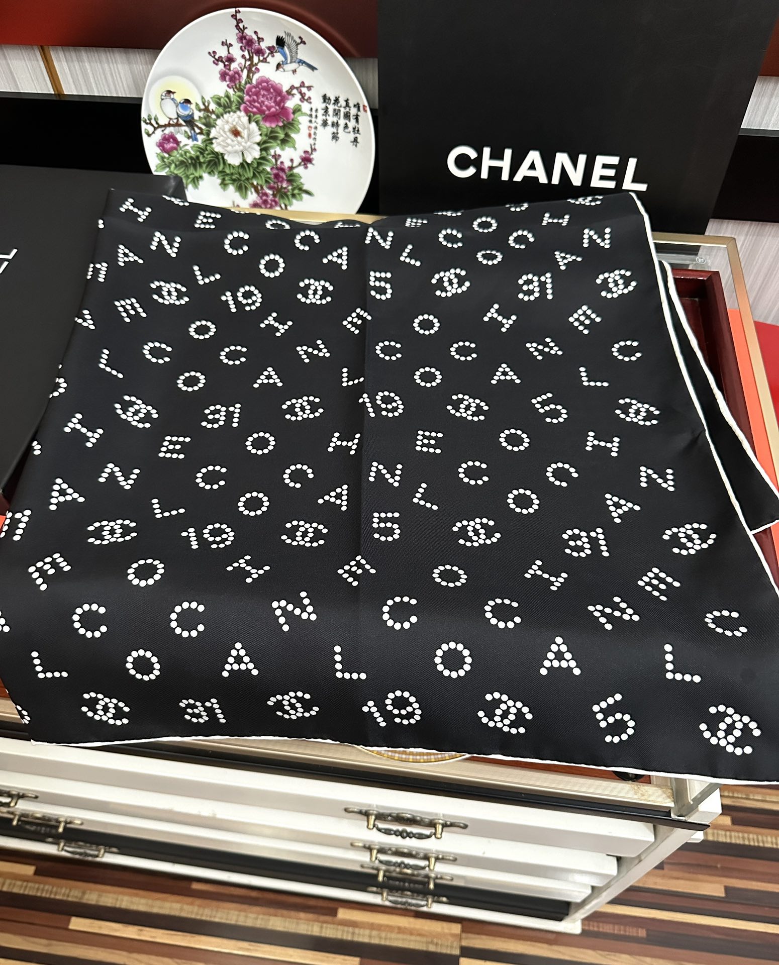 🔥 香奈儿 官网同步【双面同色 18姆米】 高版本👍香奶奶永远都是比较经典[發]一条印有字母Logo交织