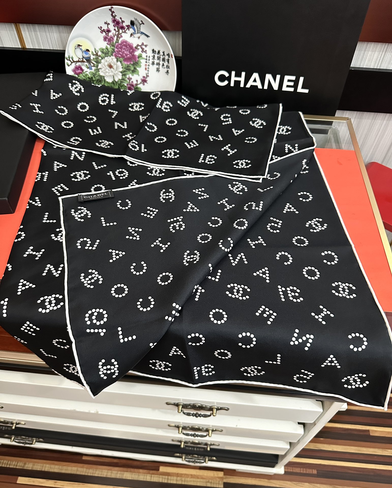 🔥 香奈儿 官网同步【双面同色 18姆米】 高版本👍香奶奶永远都是比较经典[發]一条印有字母Logo交织