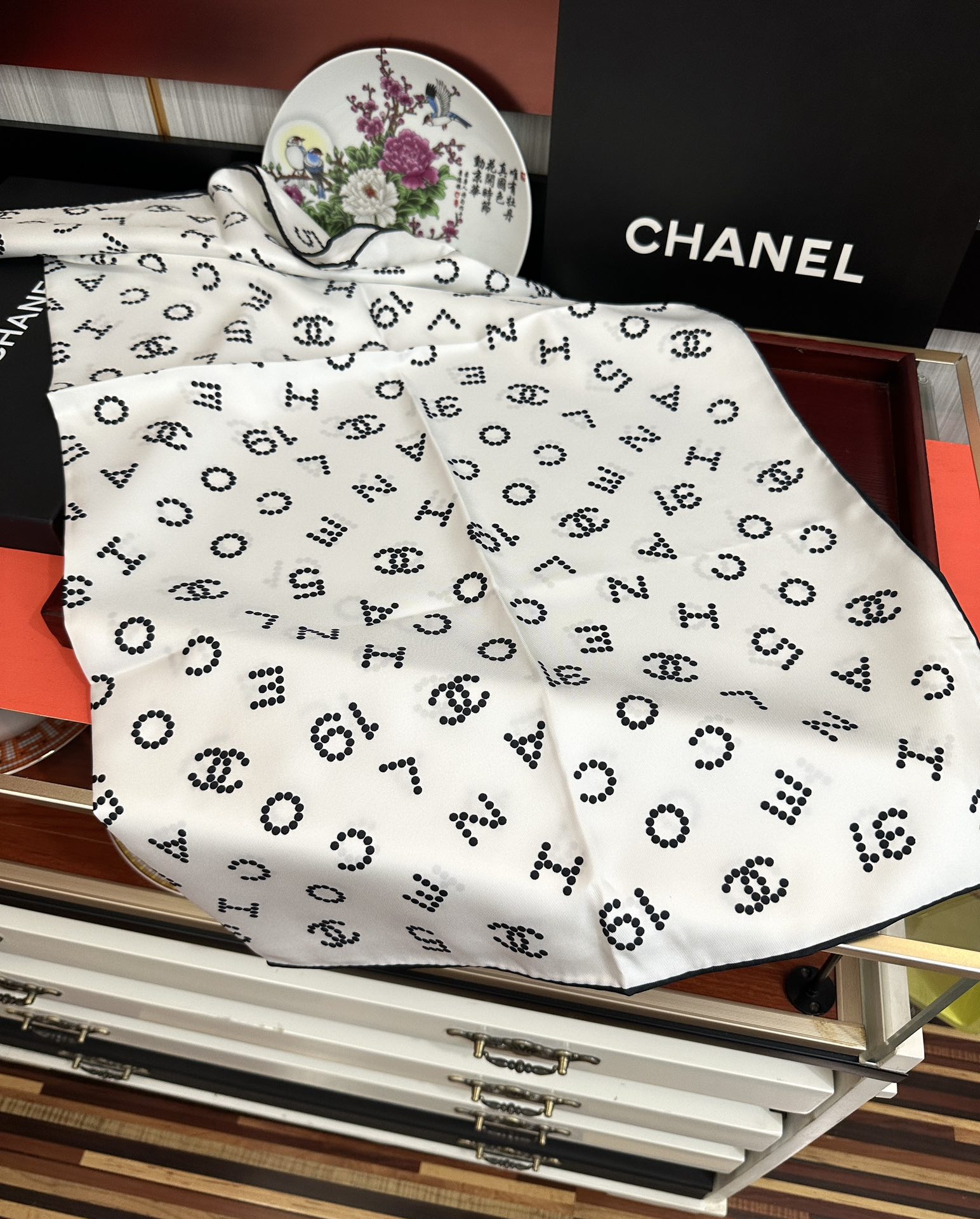 🔥 香奈儿 官网同步【双面同色 18姆米】 高版本👍香奶奶永远都是比较经典[發]一条印有字母Logo交织