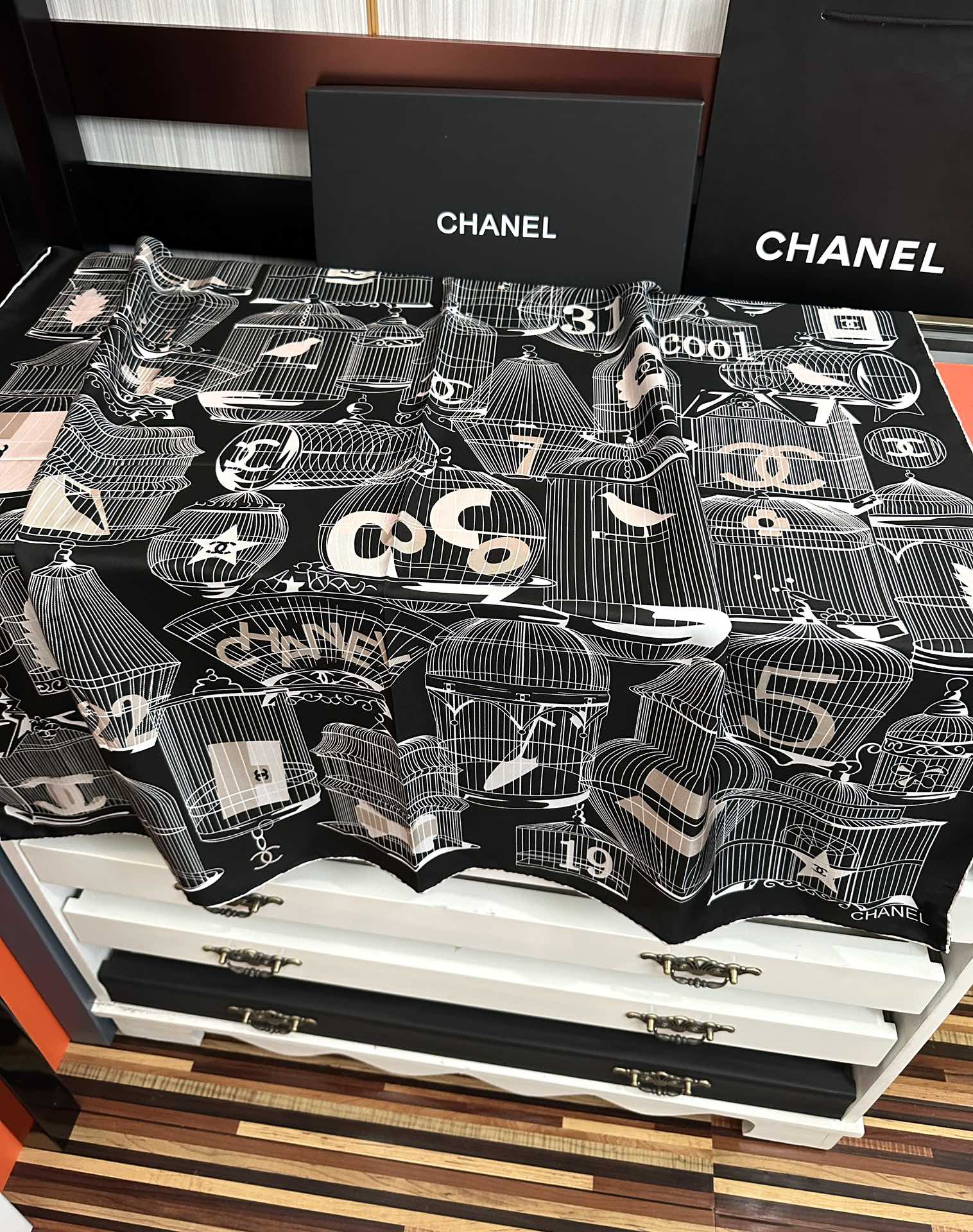 🔥最新款 香奈儿 顶级设计师 又一新款出货了[庆祝]靓女们必备款[色]太美了[玫瑰]上身效果非常美[得意