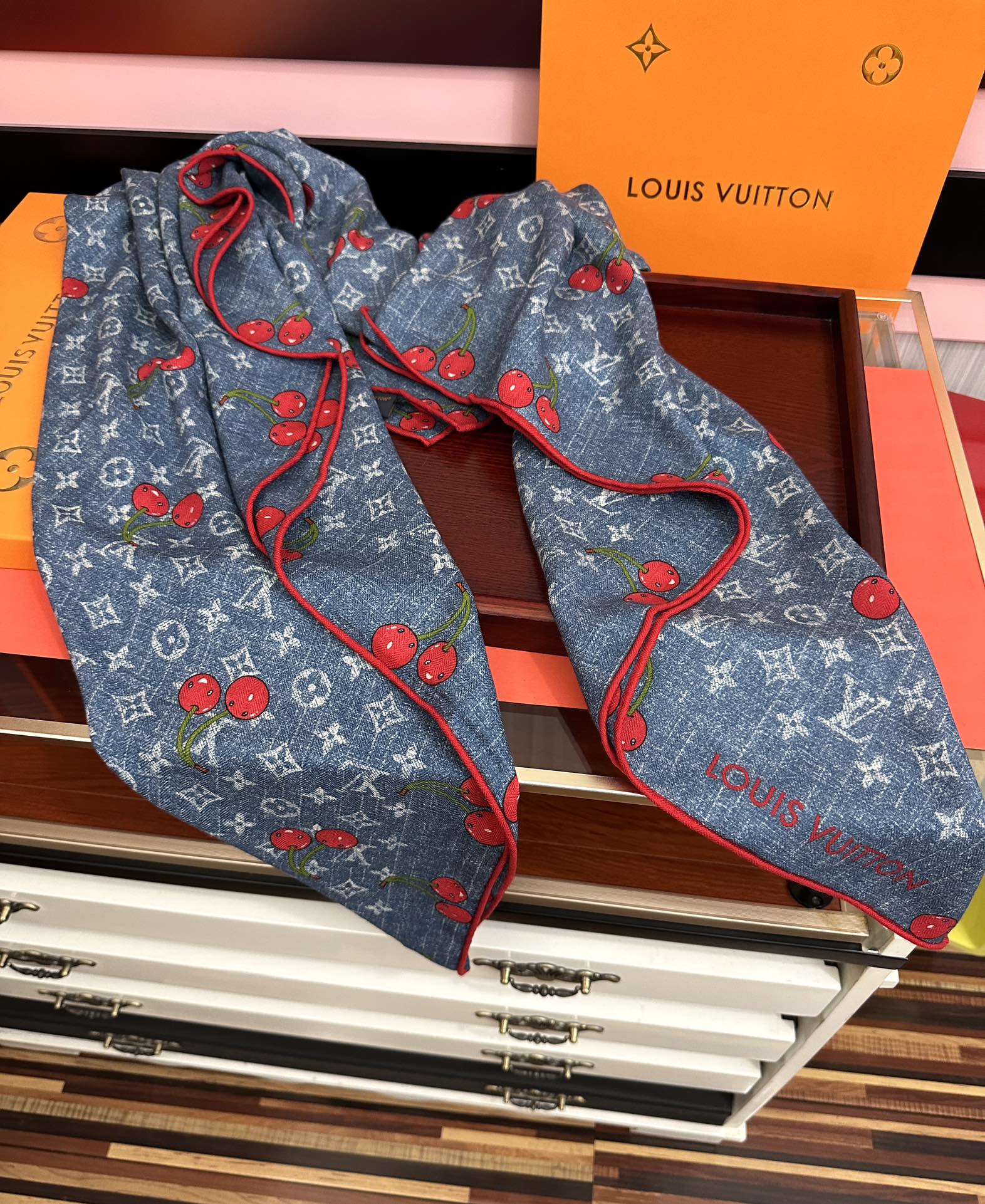 新款❤️LV 2025双面同色【樱桃🍒围巾】经典优雅[礼物]~气质到骨子里[色]新一季的面料超高级，真心