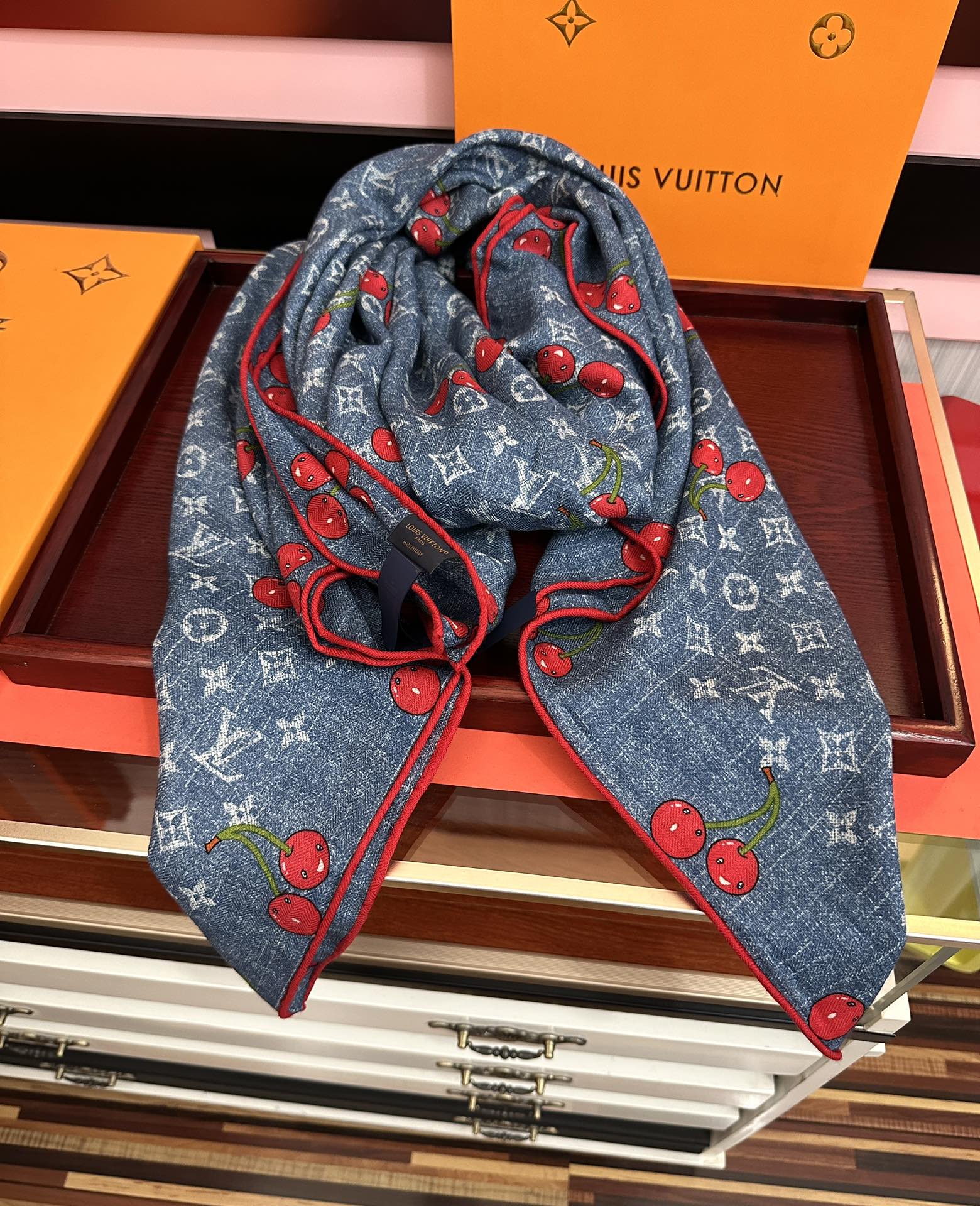 新款❤️LV 2025双面同色【樱桃🍒围巾】经典优雅[礼物]~气质到骨子里[色]新一季的面料超高级，真心