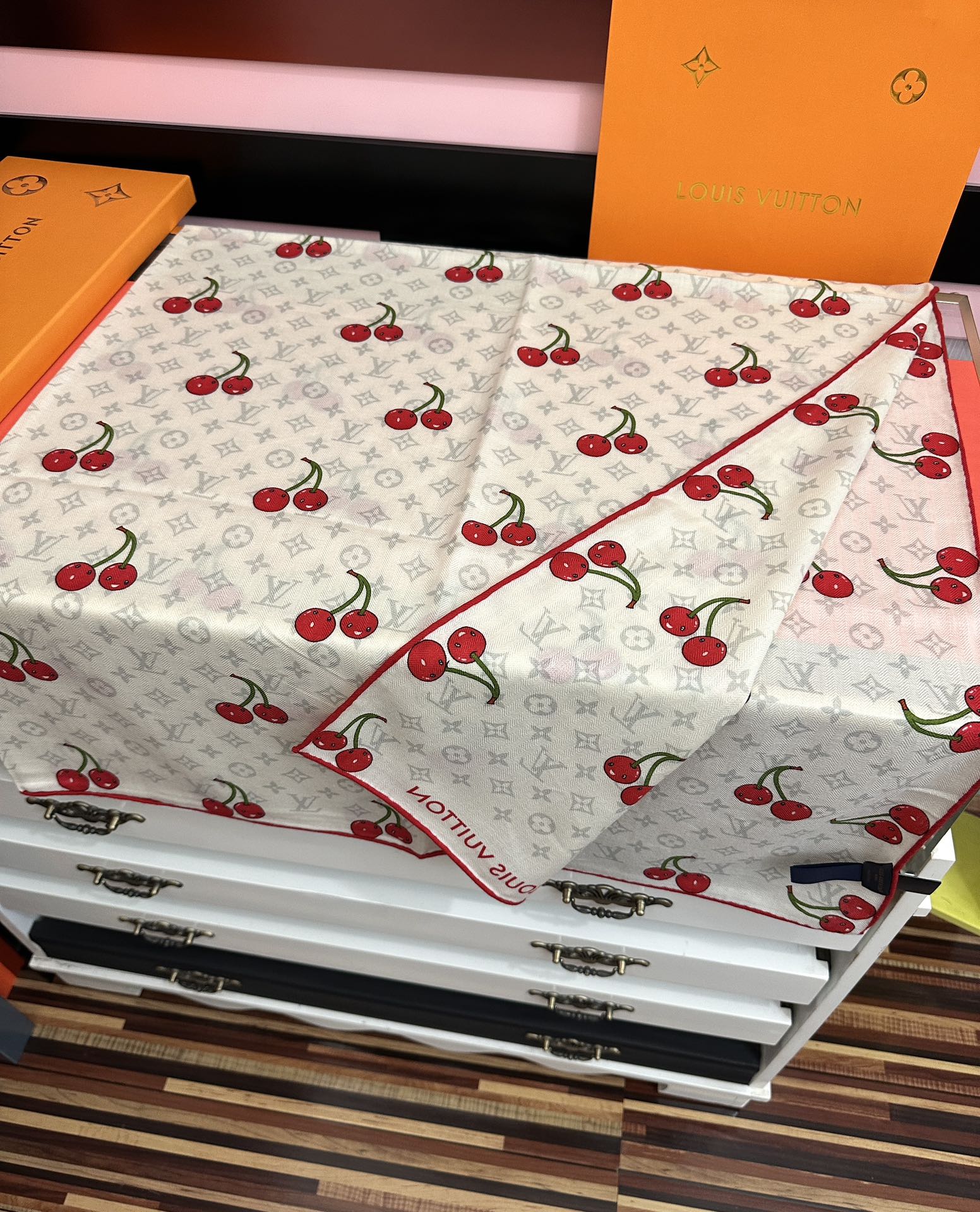 新款❤️LV 2025双面同色【樱桃🍒围巾】经典优雅[礼物]~气质到骨子里[色]新一季的面料超高级，真心