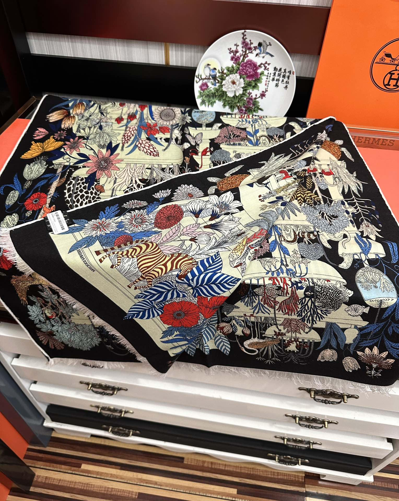 🔥新款 2025爱马士【双面同色印花】[吃瓜]下手一定要快[嘴唇]四季都可以用[勾引]真心美的让人非常非