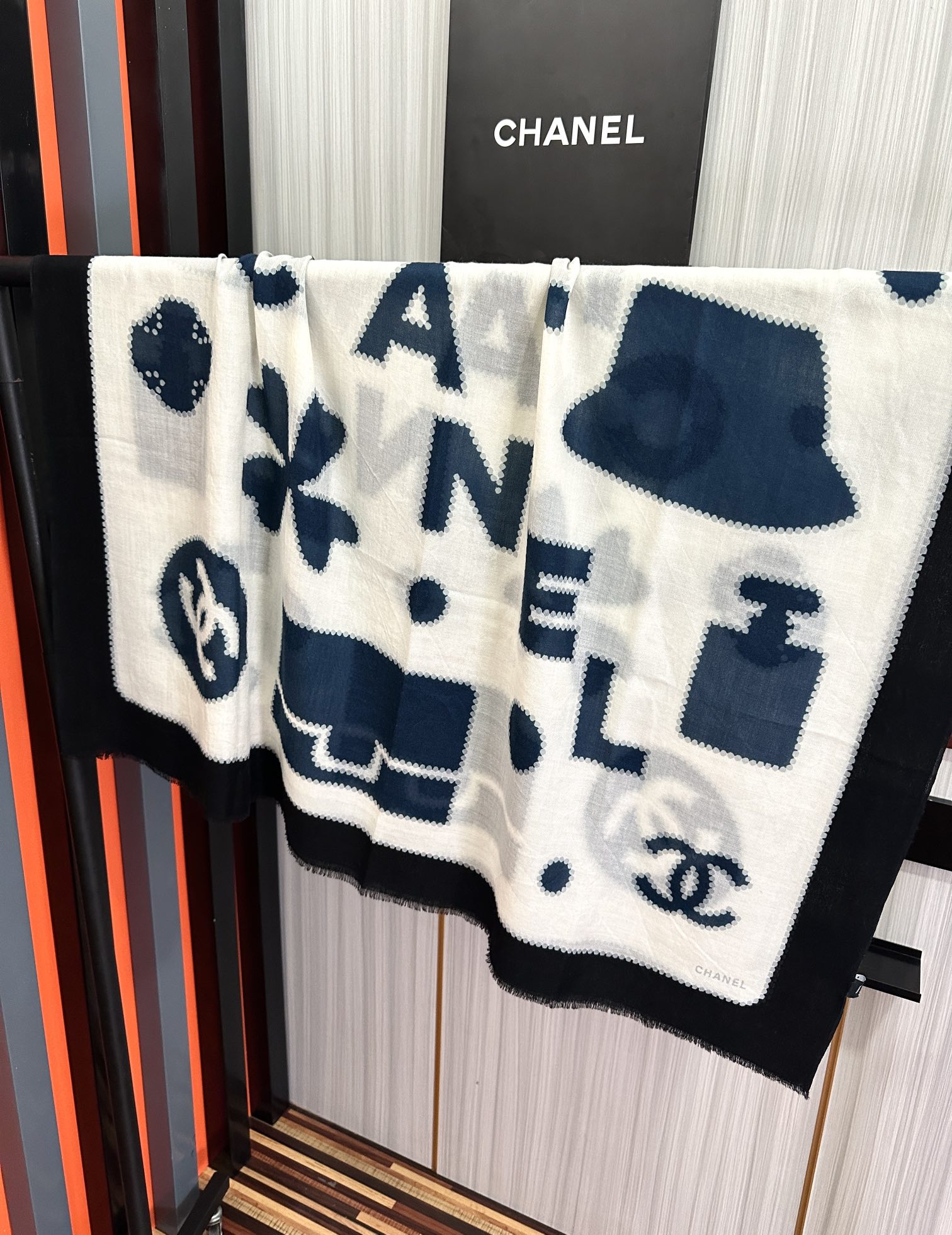 🔥爆款到 小香2025 最新款【香水瓶】顶级设计太美了，真心赞👍😘💍实物真心美 🎀披肩配以印花💓💃🏻无论