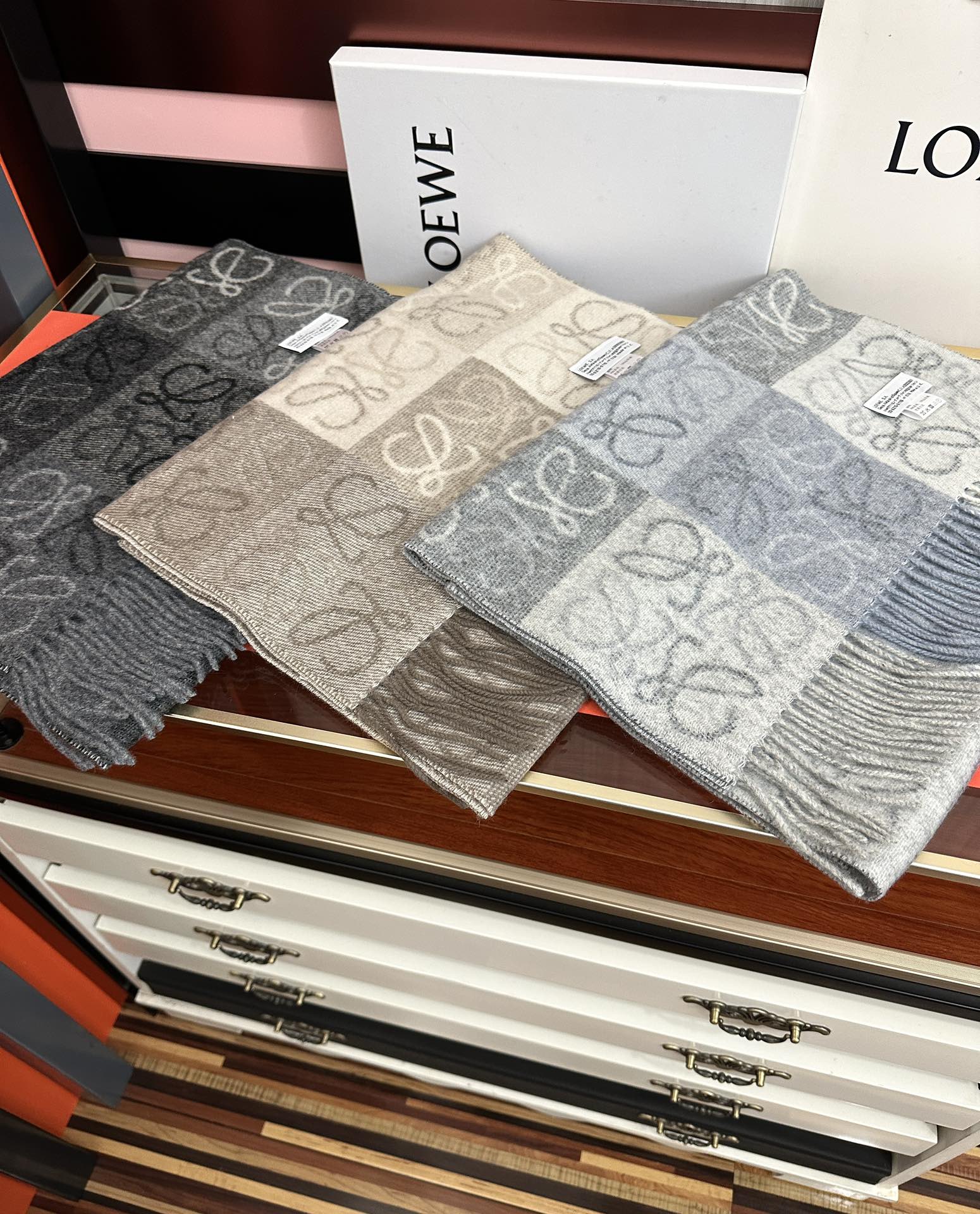 🔥罗意威【双色棋盘格长巾】很幸運拿到這個品牌的東西真的不多見[强]很少在國內做訂單，款式真的少的可怜[礼