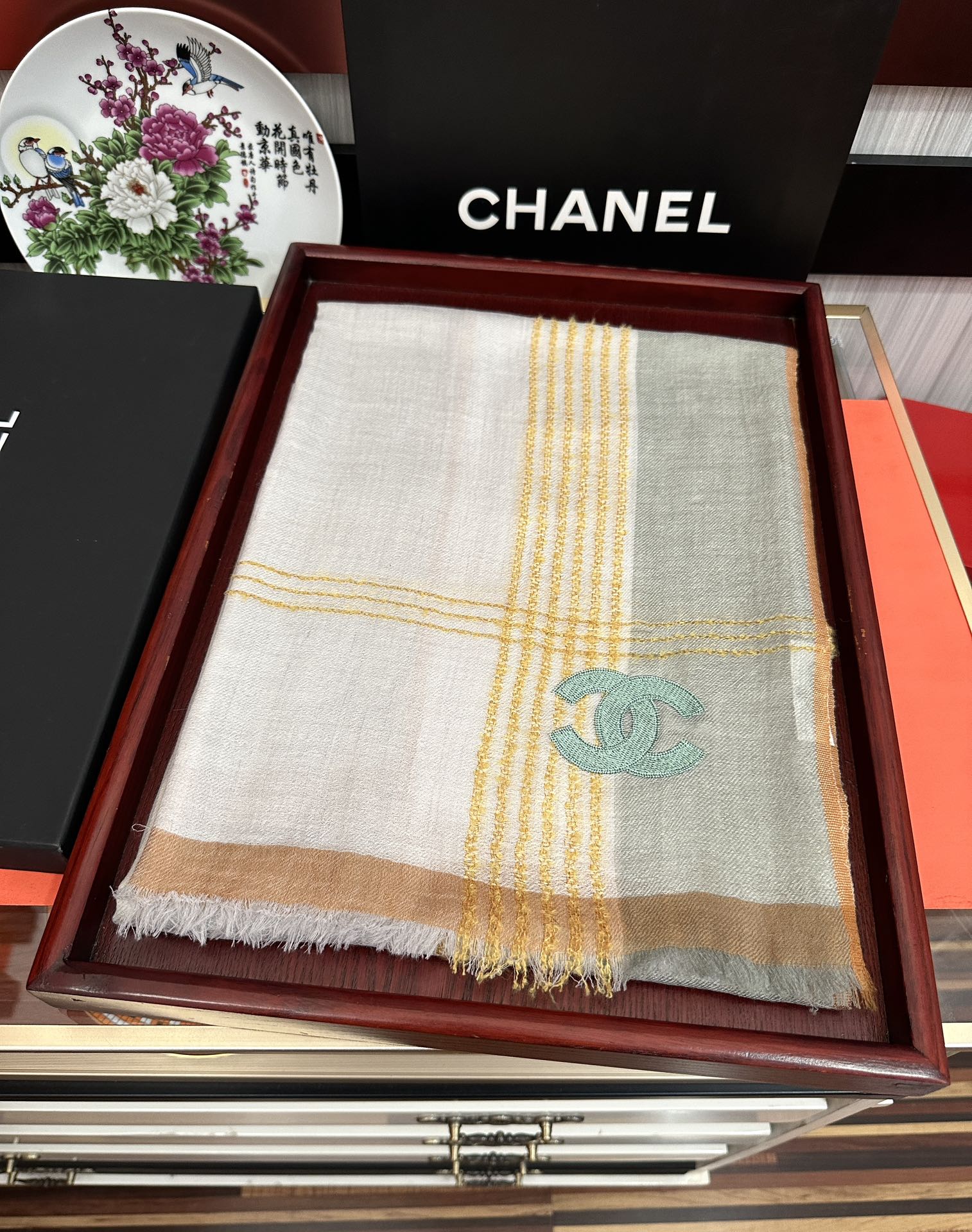 上新🔥 小香👍采用内蒙古羊绒，重磅推荐🎀太美了👓火爆，人人都喜欢💕时潮人都有好几条围巾放在衣橱，🧣换条围