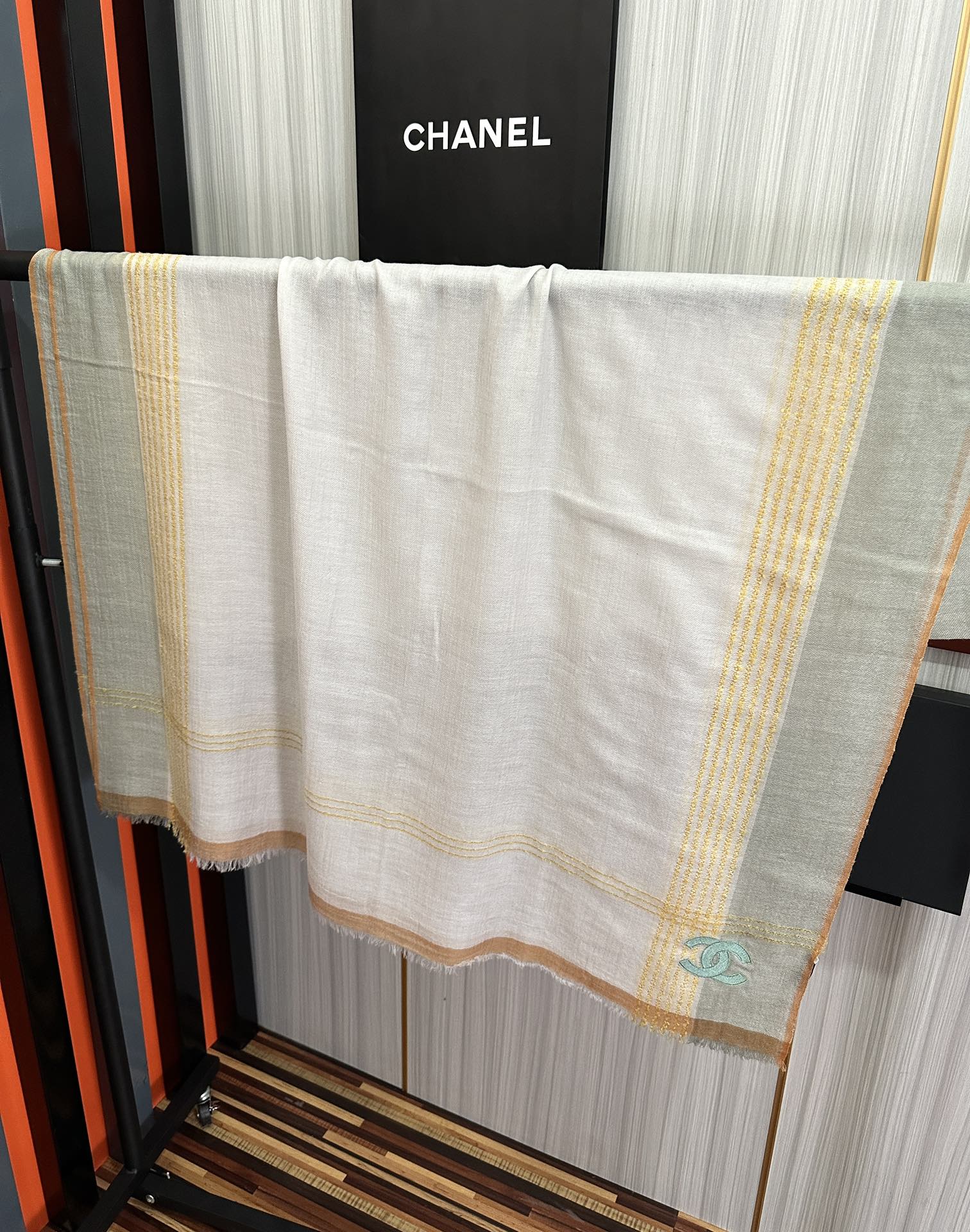 上新🔥 小香👍采用内蒙古羊绒，重磅推荐🎀太美了👓火爆，人人都喜欢💕时潮人都有好几条围巾放在衣橱，🧣换条围