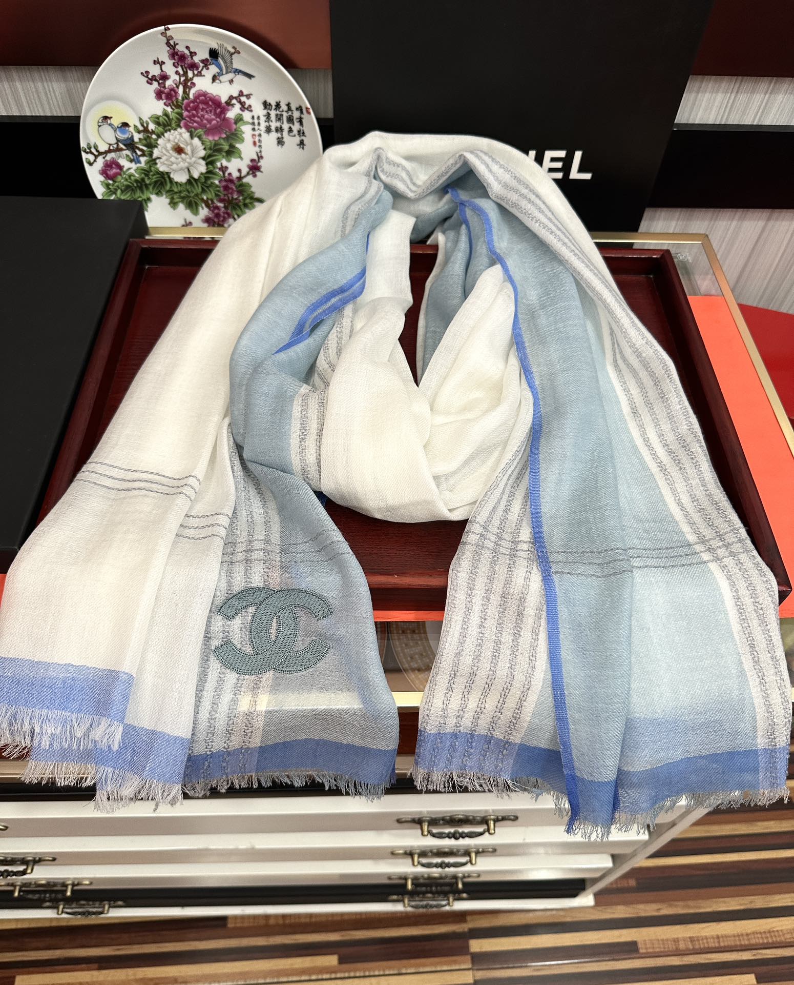 上新🔥 小香👍采用内蒙古羊绒，重磅推荐🎀太美了👓火爆，人人都喜欢💕时潮人都有好几条围巾放在衣橱，🧣换条围