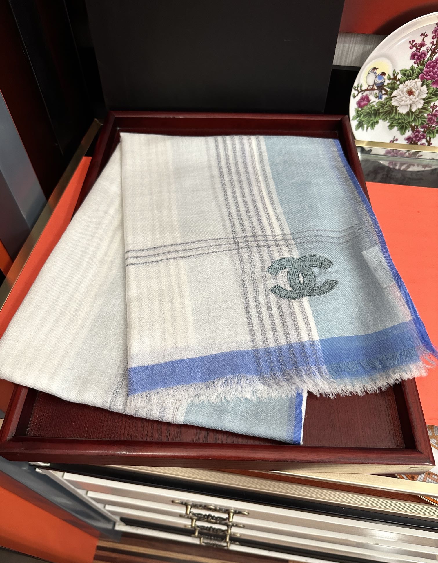 上新🔥 小香👍采用内蒙古羊绒，重磅推荐🎀太美了👓火爆，人人都喜欢💕时潮人都有好几条围巾放在衣橱，🧣换条围