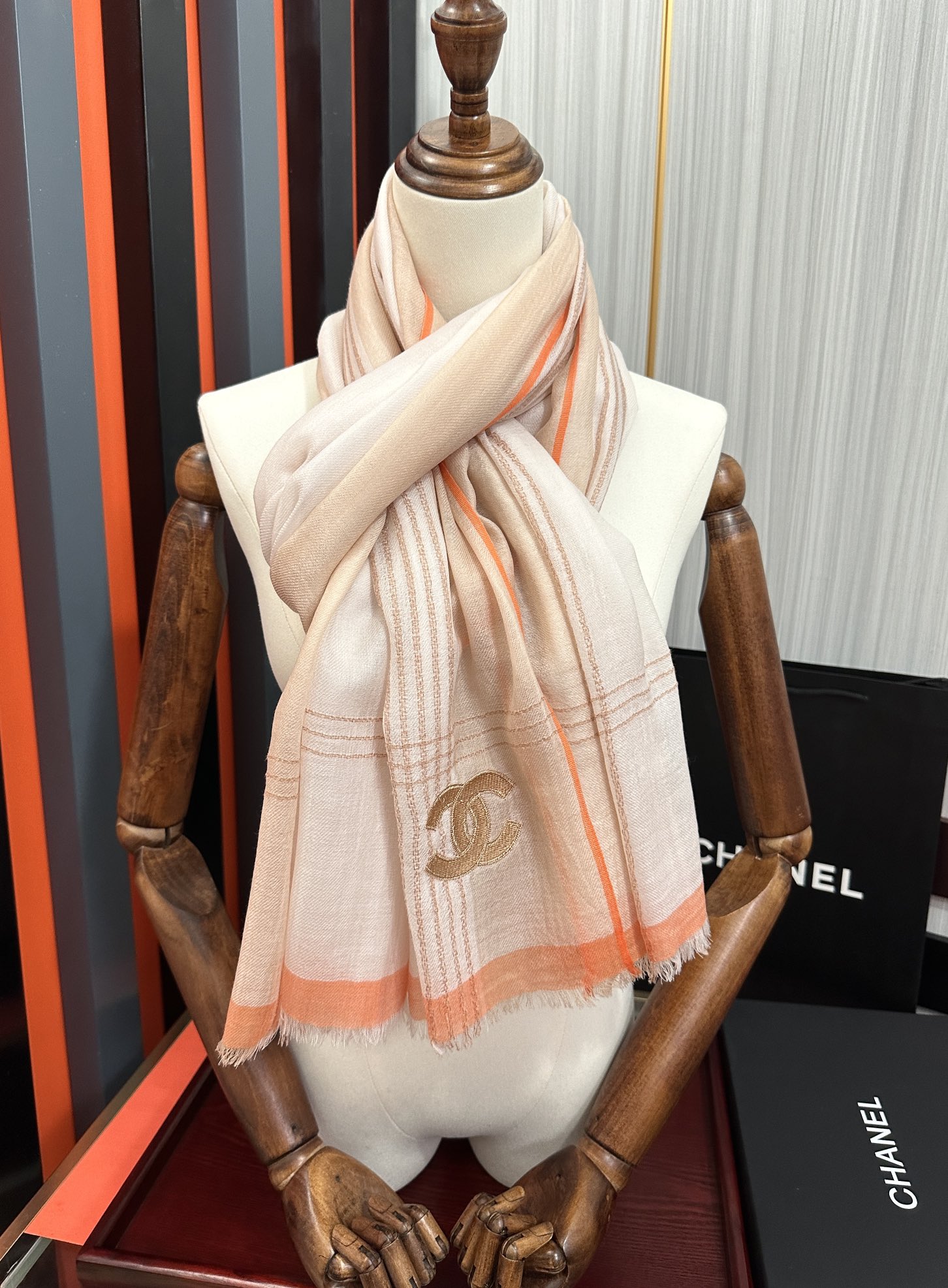 上新🔥 小香👍采用内蒙古羊绒，重磅推荐🎀太美了👓火爆，人人都喜欢💕时潮人都有好几条围巾放在衣橱，🧣换条围