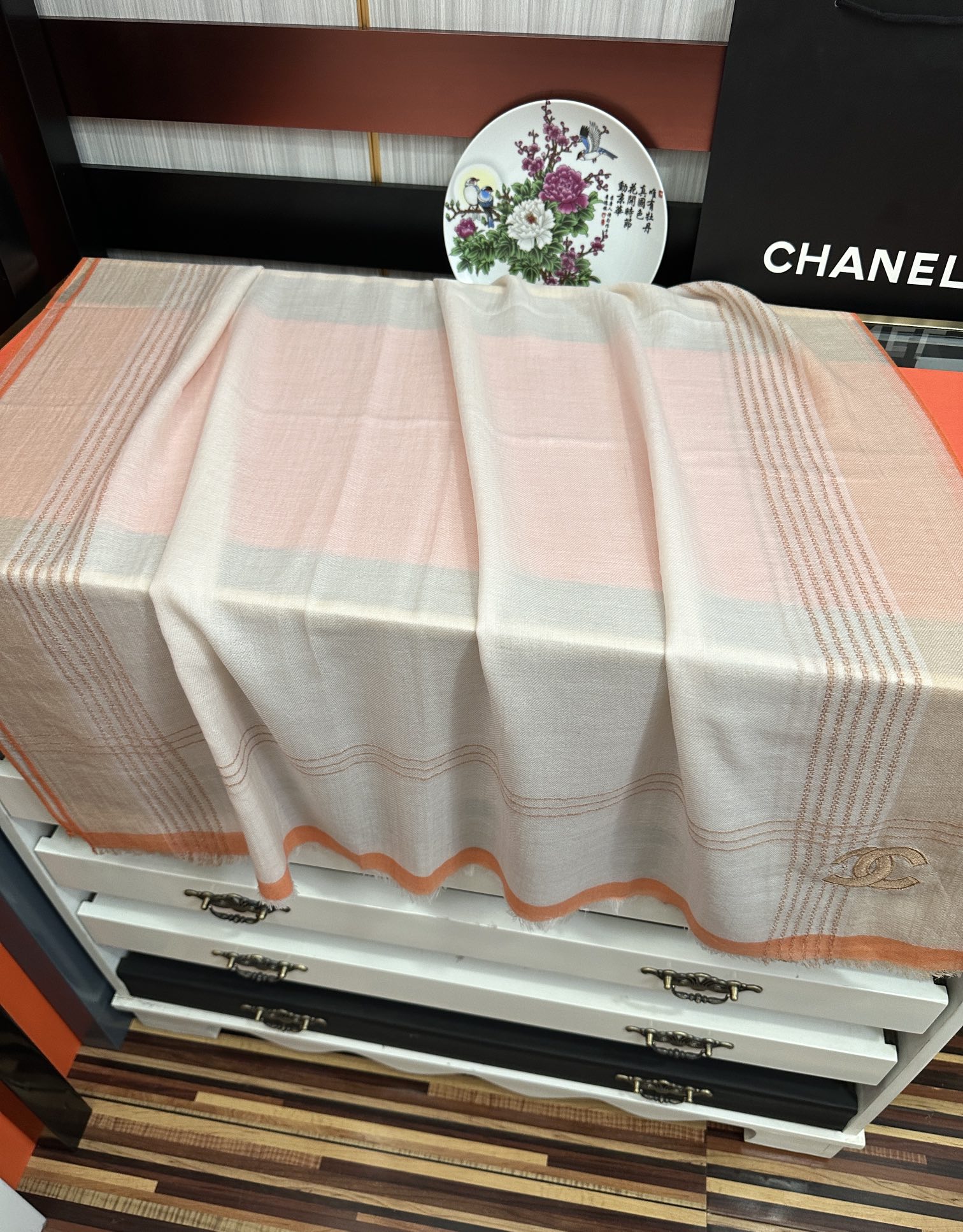 上新🔥 小香👍采用内蒙古羊绒，重磅推荐🎀太美了👓火爆，人人都喜欢💕时潮人都有好几条围巾放在衣橱，🧣换条围