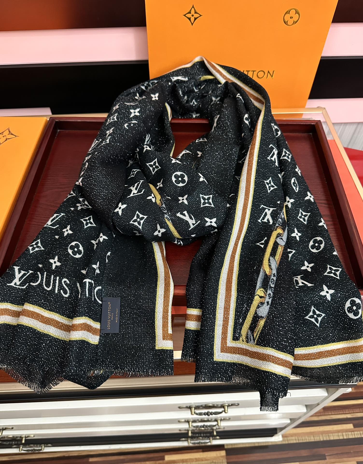 🔥上新Lv银丝2025 最新款[吃瓜]闪闪发光[咖啡]顶级设计太美了，真心赞👍【羊绒绒长巾】😘💍实物真心