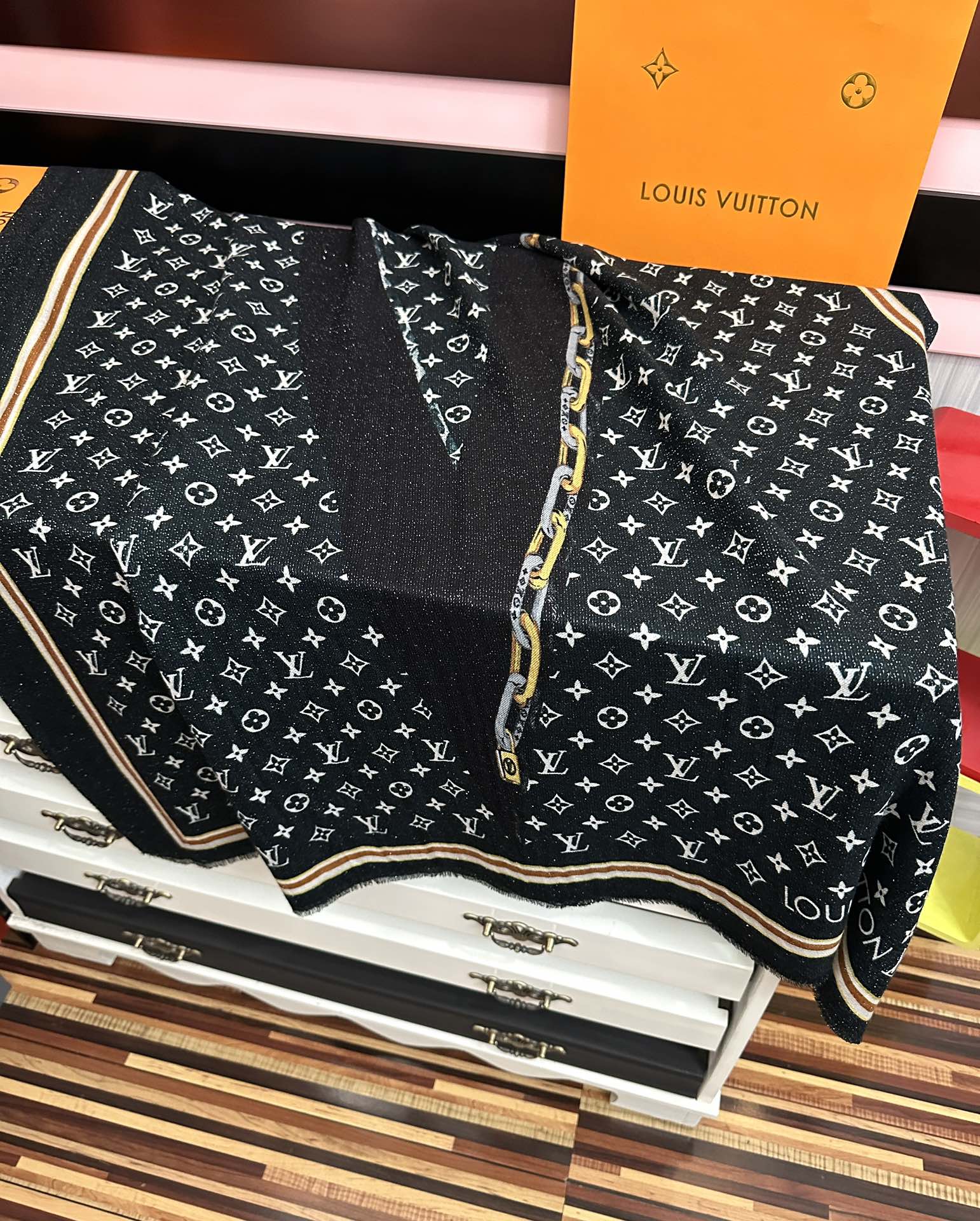 🔥上新Lv银丝2025 最新款[吃瓜]闪闪发光[咖啡]顶级设计太美了，真心赞👍【羊绒绒长巾】😘💍实物真心