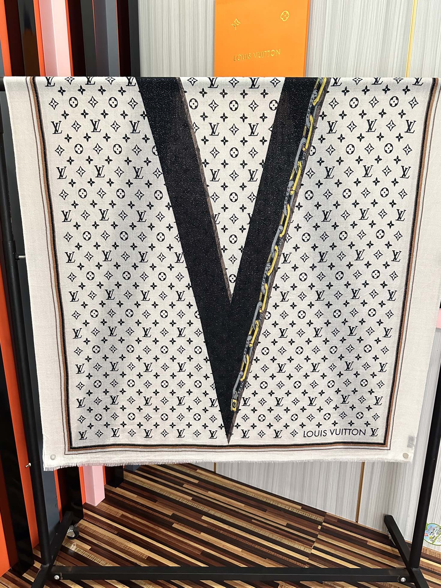 🔥上新Lv银丝2025 最新款[吃瓜]闪闪发光[咖啡]顶级设计太美了，真心赞👍【羊绒绒长巾】😘💍实物真心