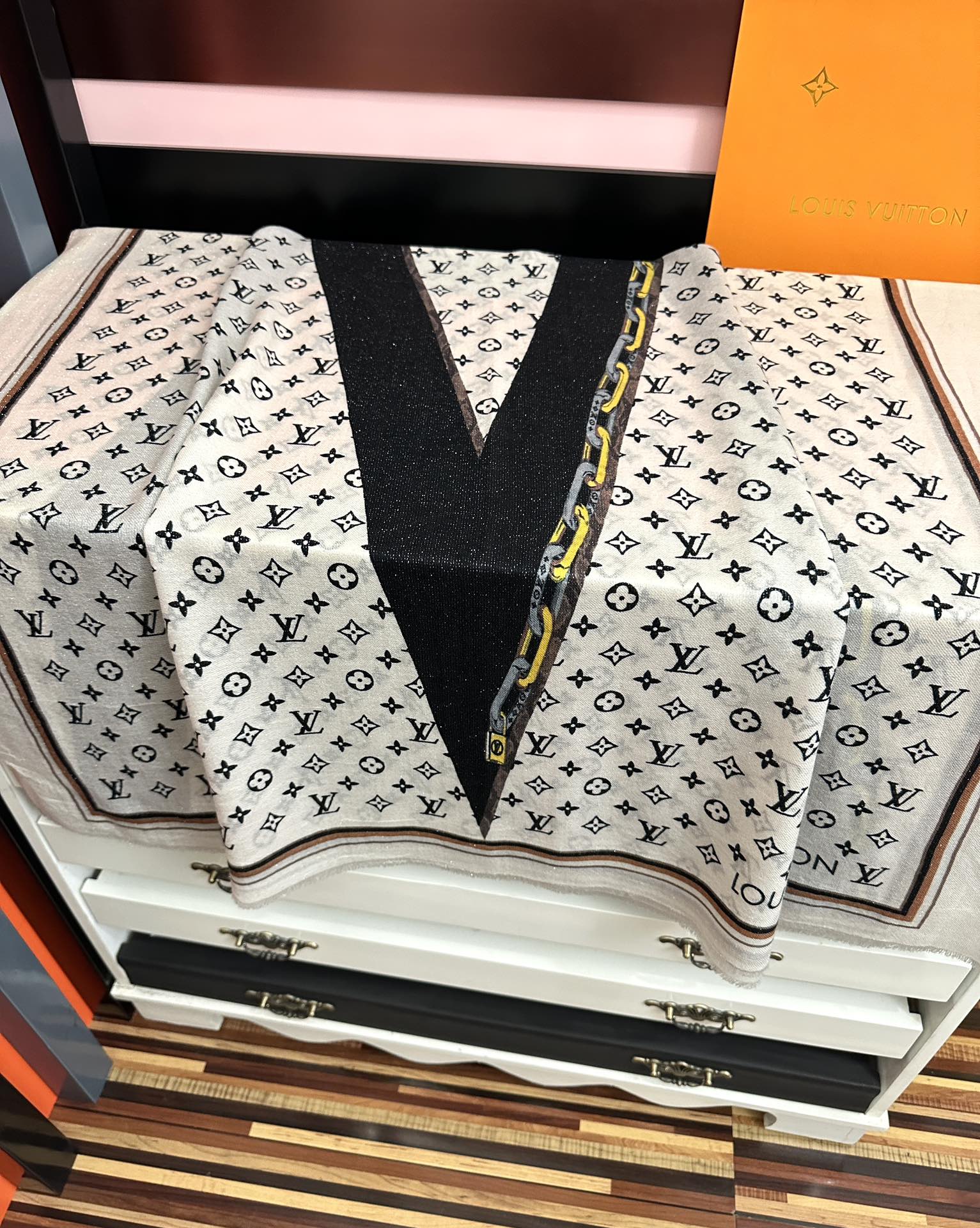 🔥上新Lv银丝2025 最新款[吃瓜]闪闪发光[咖啡]顶级设计太美了，真心赞👍【羊绒绒长巾】😘💍实物真心