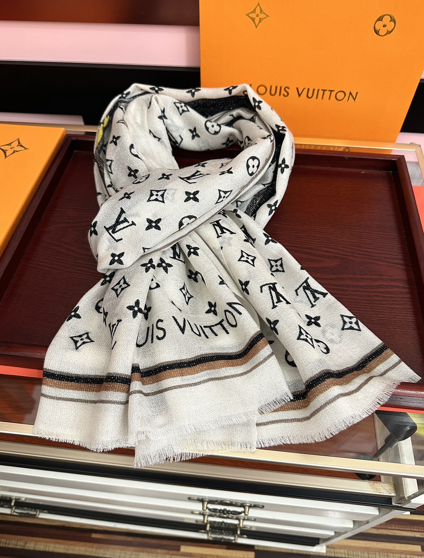 🔥上新Lv银丝2025 最新款[吃瓜]闪闪发光[咖啡]顶级设计太美了，真心赞👍【羊绒绒长巾】😘💍实物真心