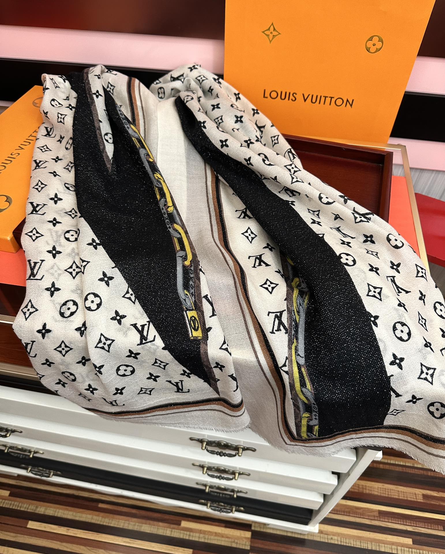 🔥上新Lv银丝2025 最新款[吃瓜]闪闪发光[咖啡]顶级设计太美了，真心赞👍【羊绒绒长巾】😘💍实物真心