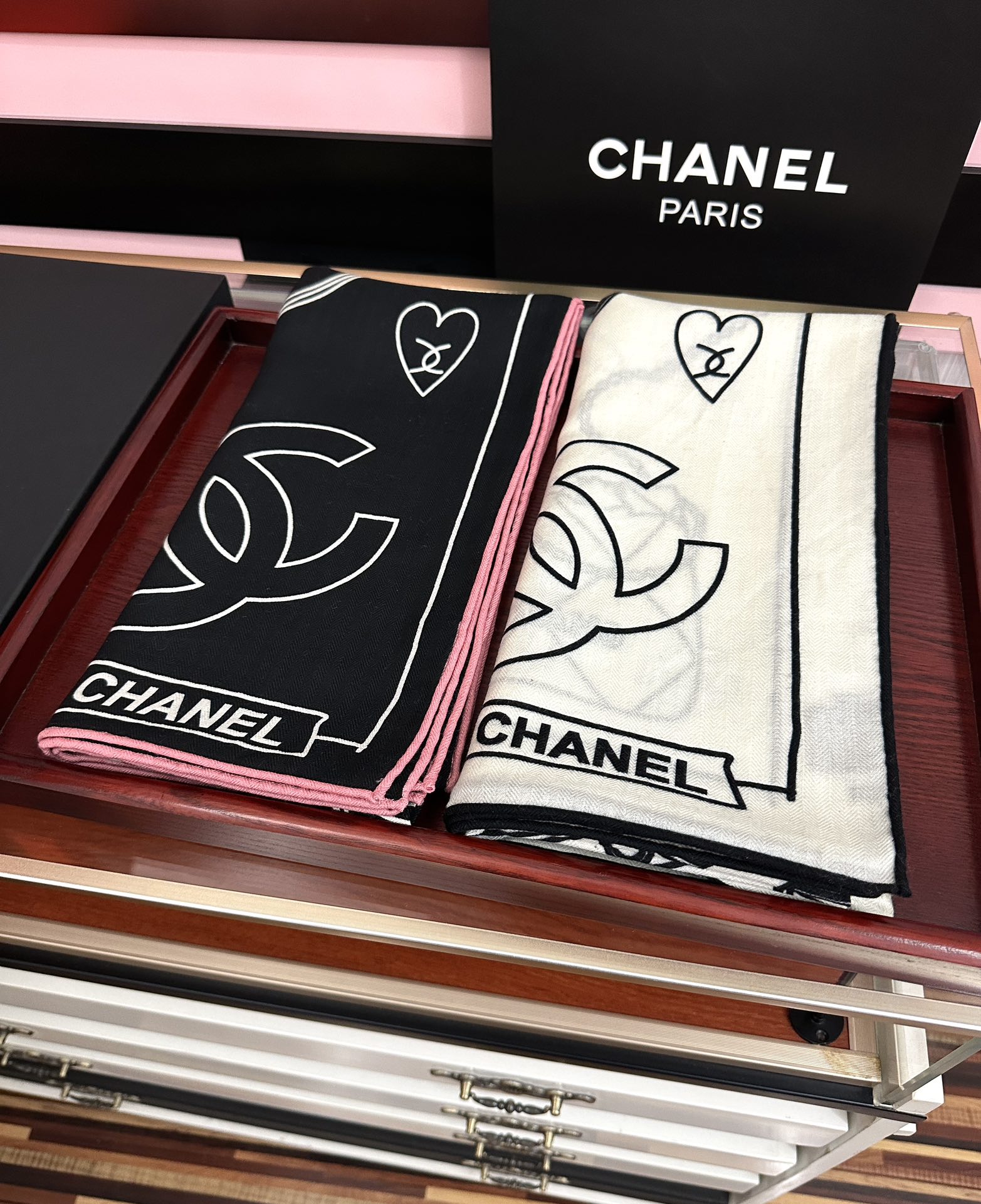 上新。香奈儿 2025【双面同色】经典双鞋子🥿包包、帽子🎩图案~气质到骨子里[色]香奶奶新一季的面料超高