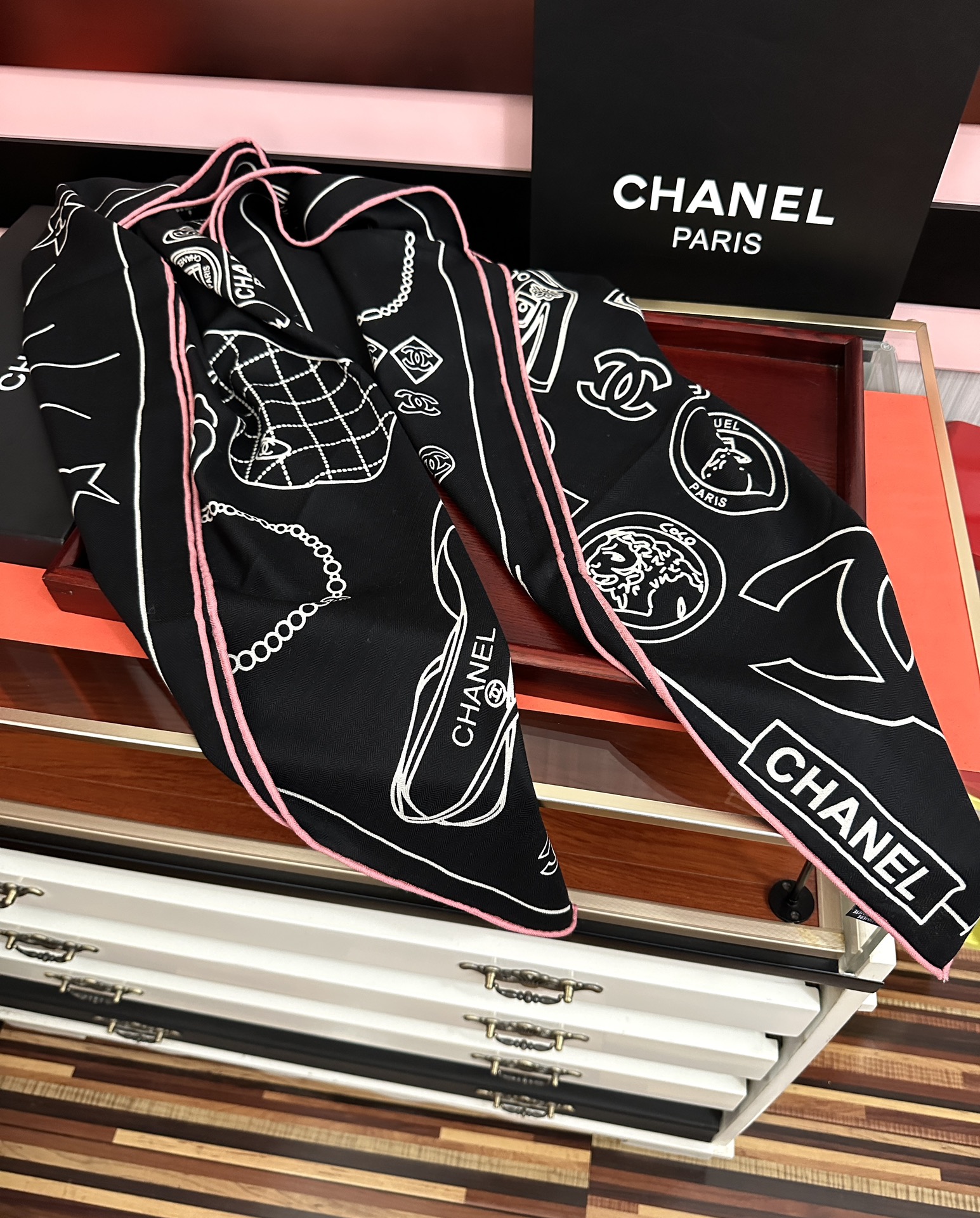 上新。香奈儿 2025【双面同色】经典双鞋子🥿包包、帽子🎩图案~气质到骨子里[色]香奶奶新一季的面料超高