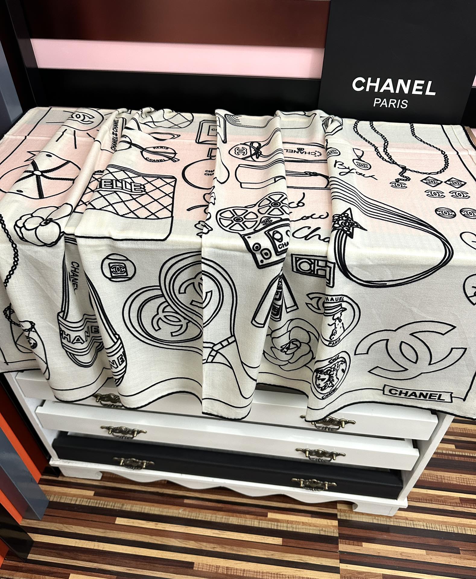 上新。香奈儿 2025【双面同色】经典双鞋子🥿包包、帽子🎩图案~气质到骨子里[色]香奶奶新一季的面料超高