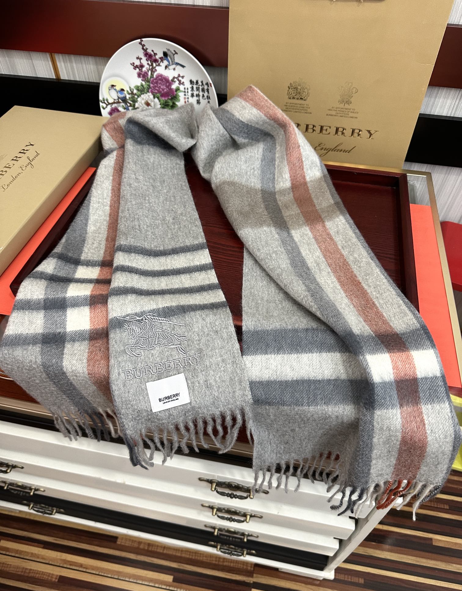 上新🔥 吧宝利 最爆款【采用内蒙古山羊绒】🎉男女士情侣款👫围巾‼️太美了😎让人耳目一新的感觉[色][色]