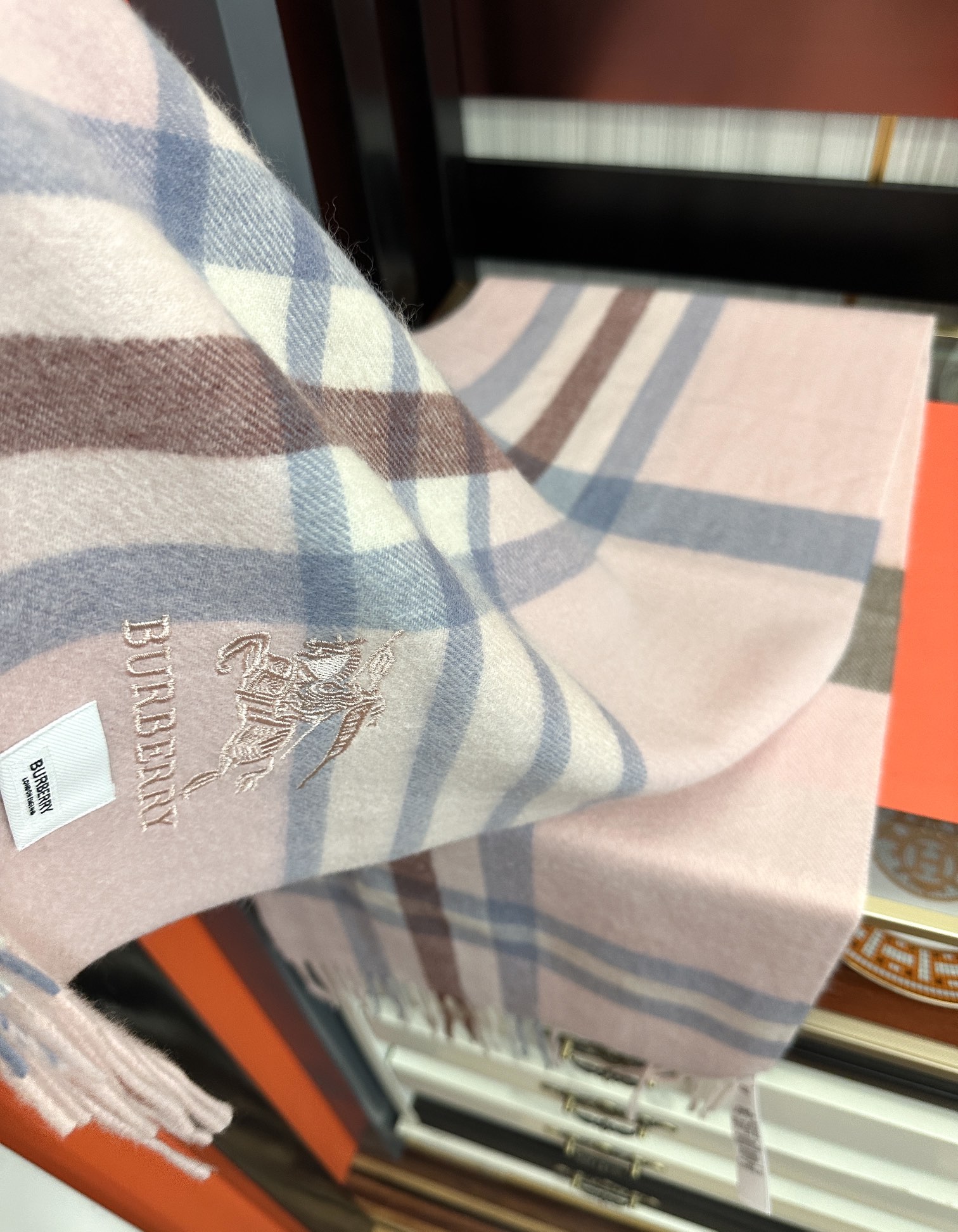 上新🔥 吧宝利 最爆款【采用内蒙古山羊绒】🎉男女士情侣款👫围巾‼️太美了😎让人耳目一新的感觉[色][色]