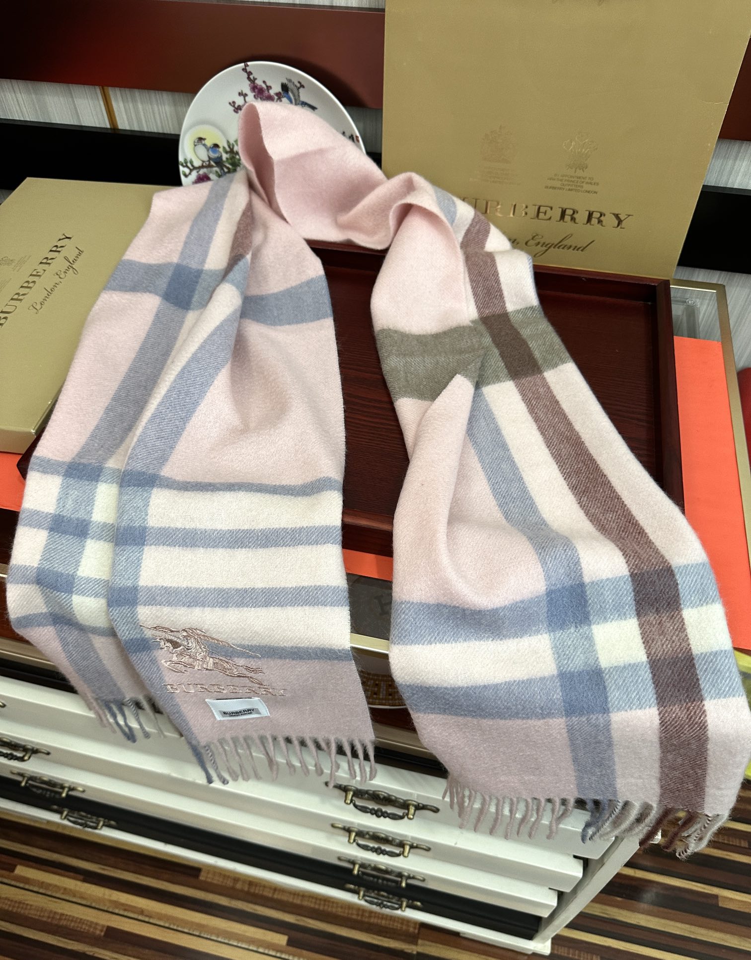 上新🔥 吧宝利 最爆款【采用内蒙古山羊绒】🎉男女士情侣款👫围巾‼️太美了😎让人耳目一新的感觉[色][色]