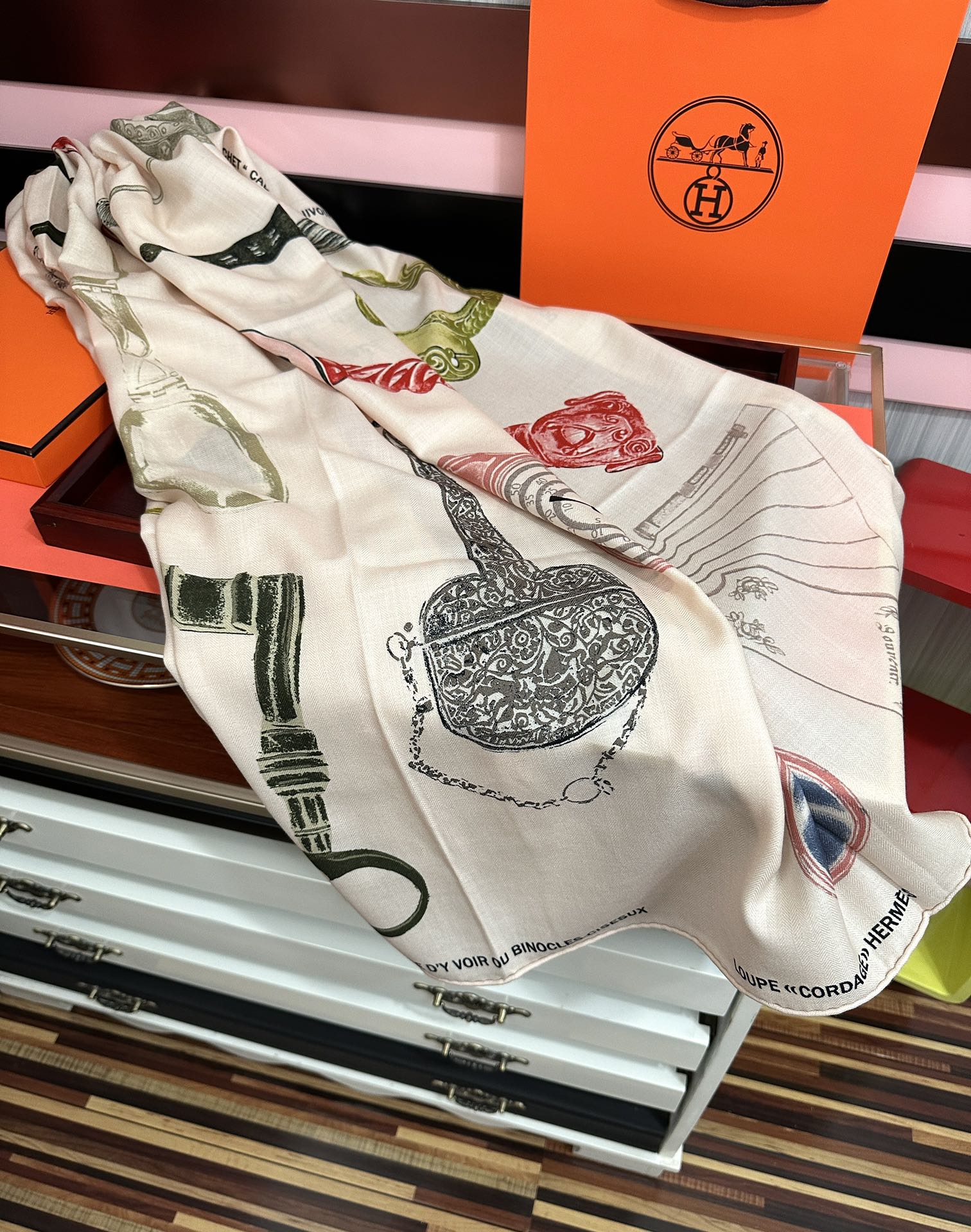 上新。爱马仕 【型影相随】2025新款[爱心] 新一季丝巾[太阳]我就不推荐了回头分享一下部分复刻款的老