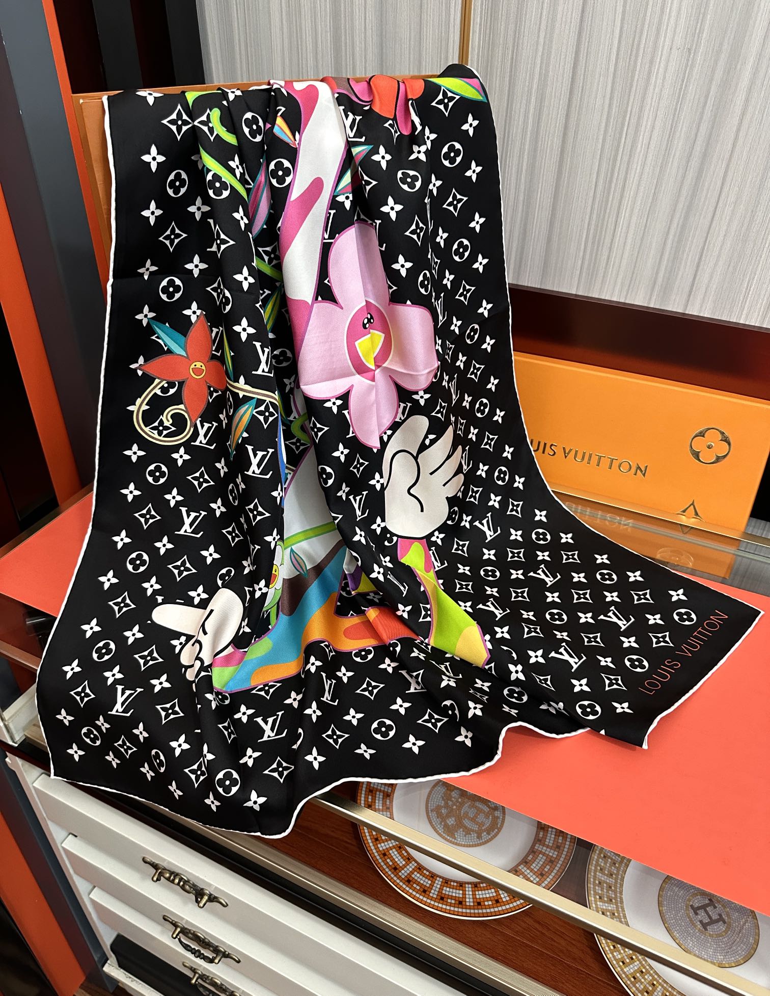 🔥新品LV专柜同步【18mm双面同色】太美了[庆祝]“L家”90典藏方巾通过别致的经典色彩向原创设计致敬