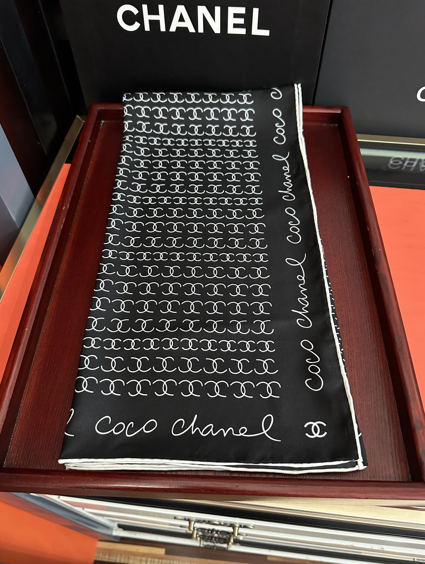 🔥高品质 香奈儿 【双C标志】太美了👍香奶奶永远都是比较经典[發]一条印有双C交织图案巧妙搭配[得意]简
