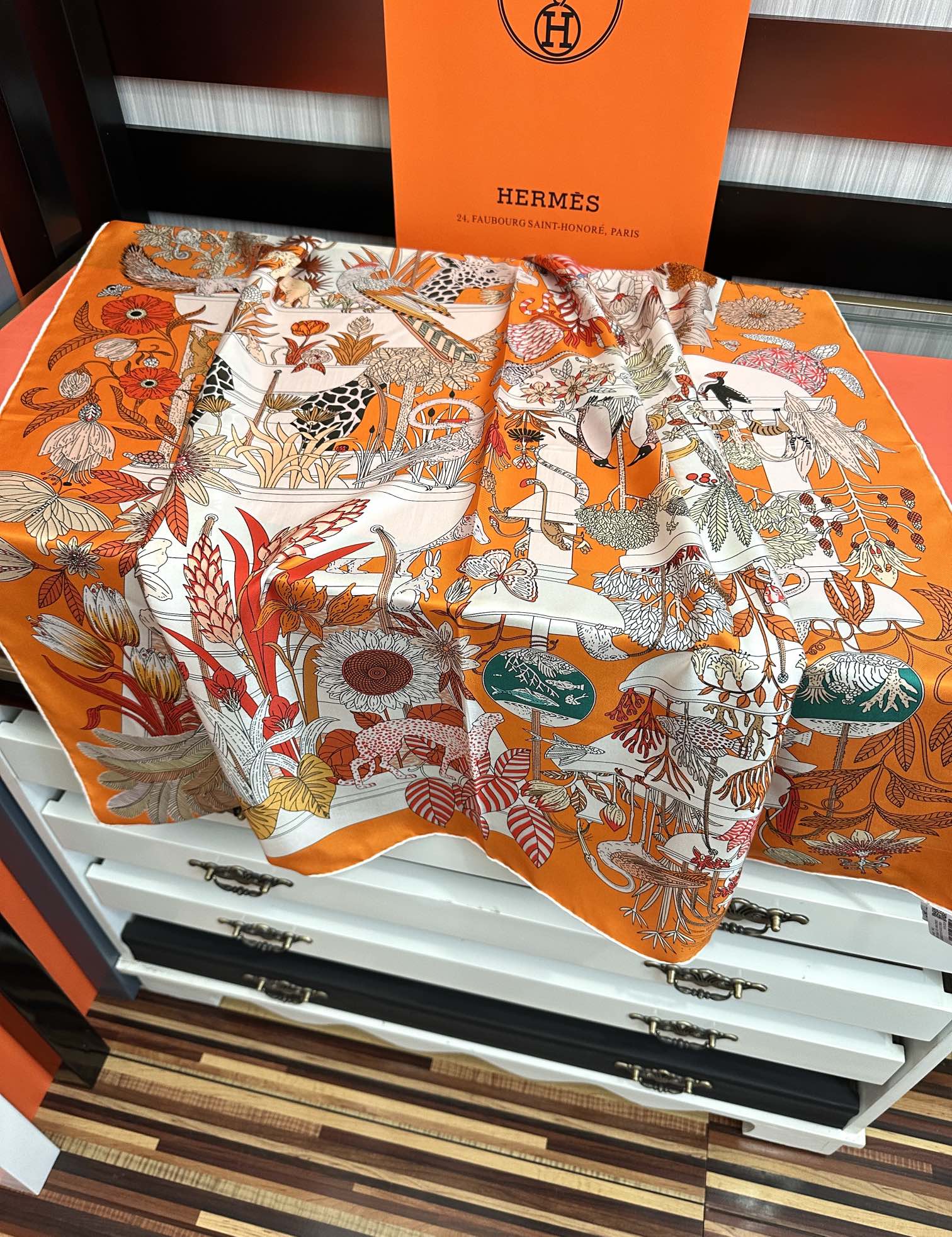 高版本🔥HERMES 【珍奇乐园】[太阳]精致卷边[嘴唇]品质感很显好[得意]好搭到上瘾的丝巾[色]带着