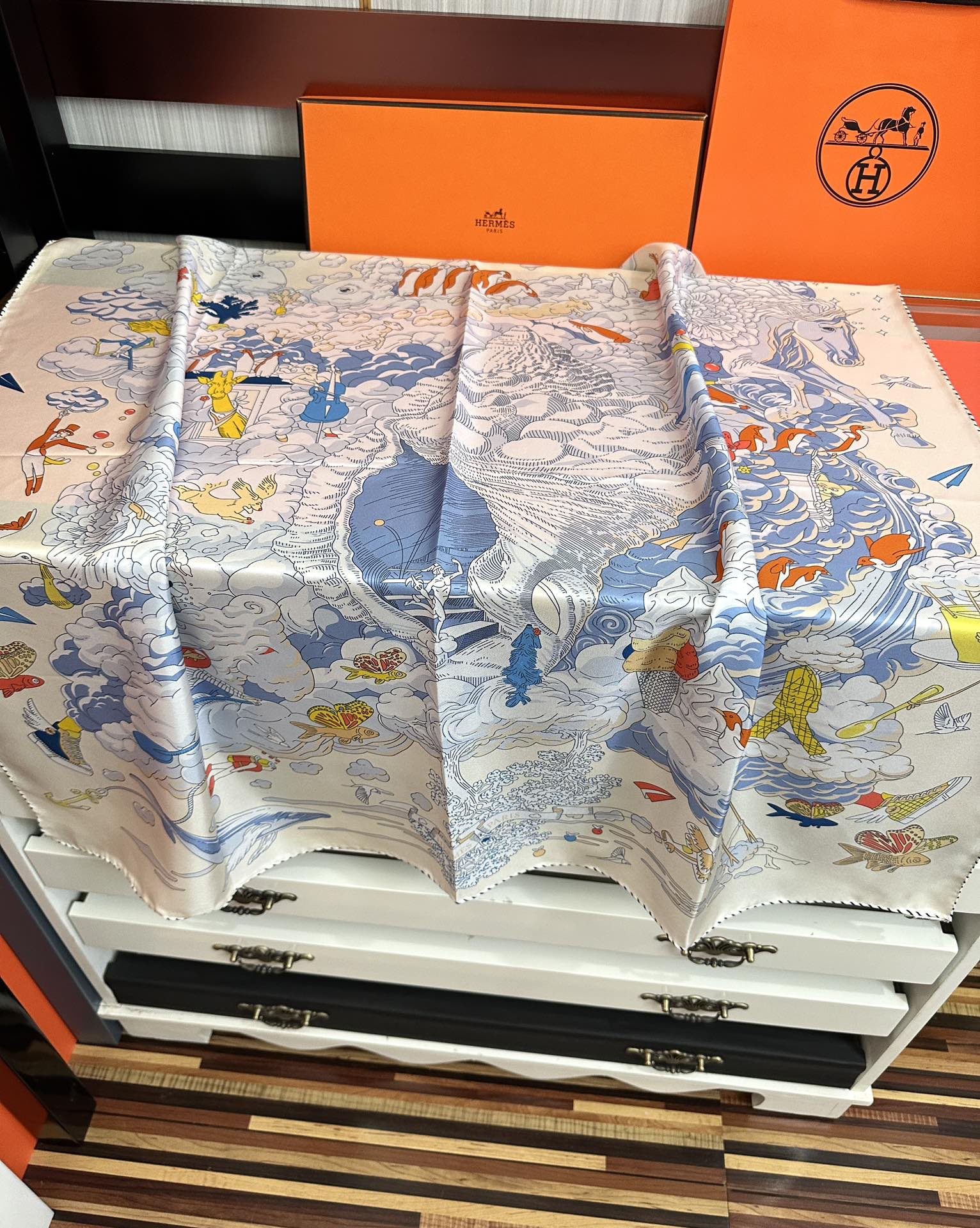 高版本2025𝐇𝐞𝐫𝐦𝐞𝐬 🔥《我的云间万象》设计犹如梦幻的邀约[庆祝]这条丝巾充满了童趣[發]富有想象