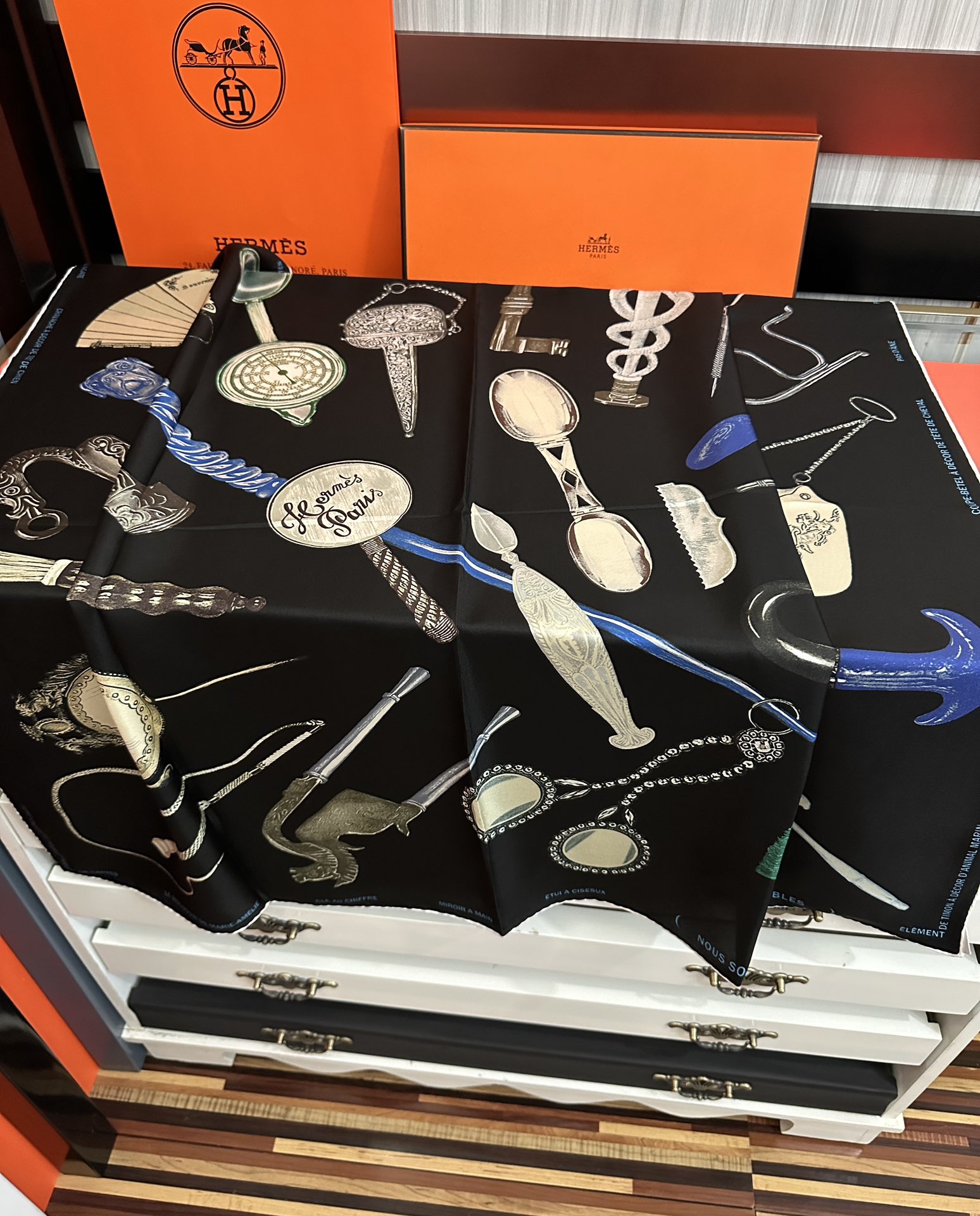 🔥 最新款 HERMES 重磅[庆祝]【形影相随】方巾[嘴唇]精简时髦，品质感很显好[得意]好搭到上瘾的