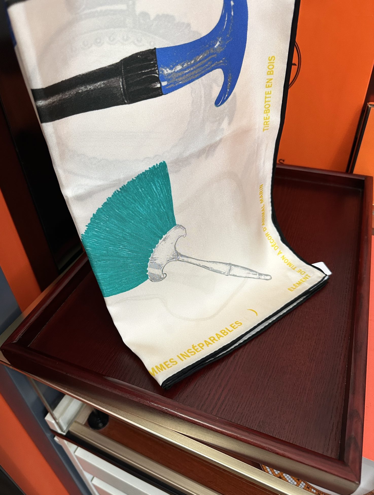 🔥 最新款 HERMES 重磅[庆祝]【形影相随】方巾[嘴唇]精简时髦，品质感很显好[得意]好搭到上瘾的