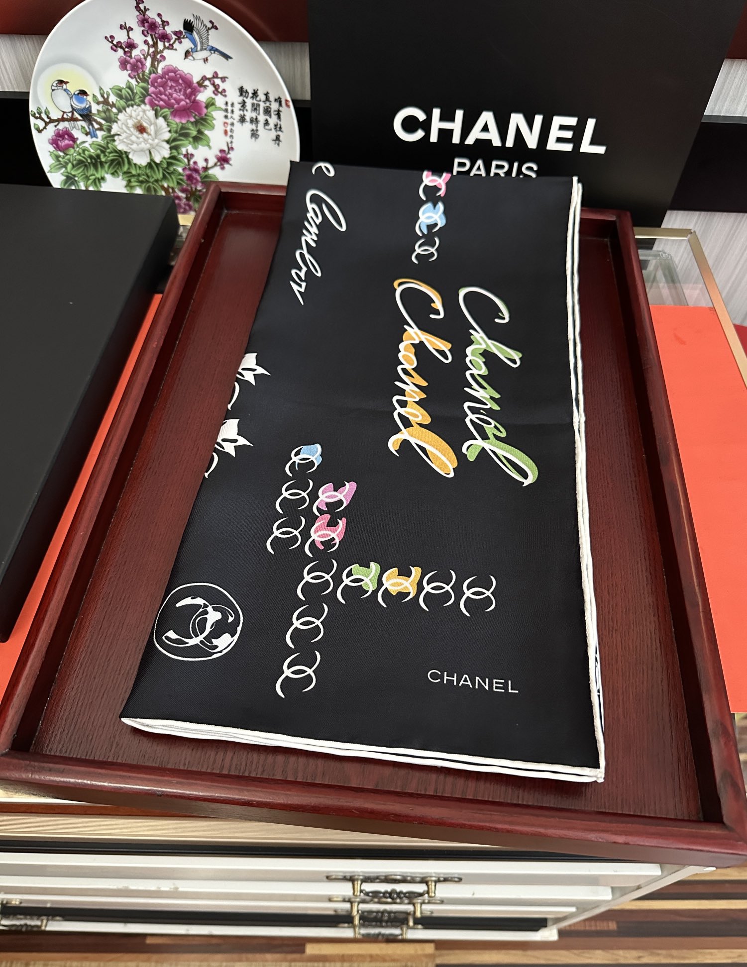 🔥双面同色 香奈儿18姆米 高版本👍香奶奶永远都是比较经典[發]一条印有字母Logo交织图案巧妙搭配[得