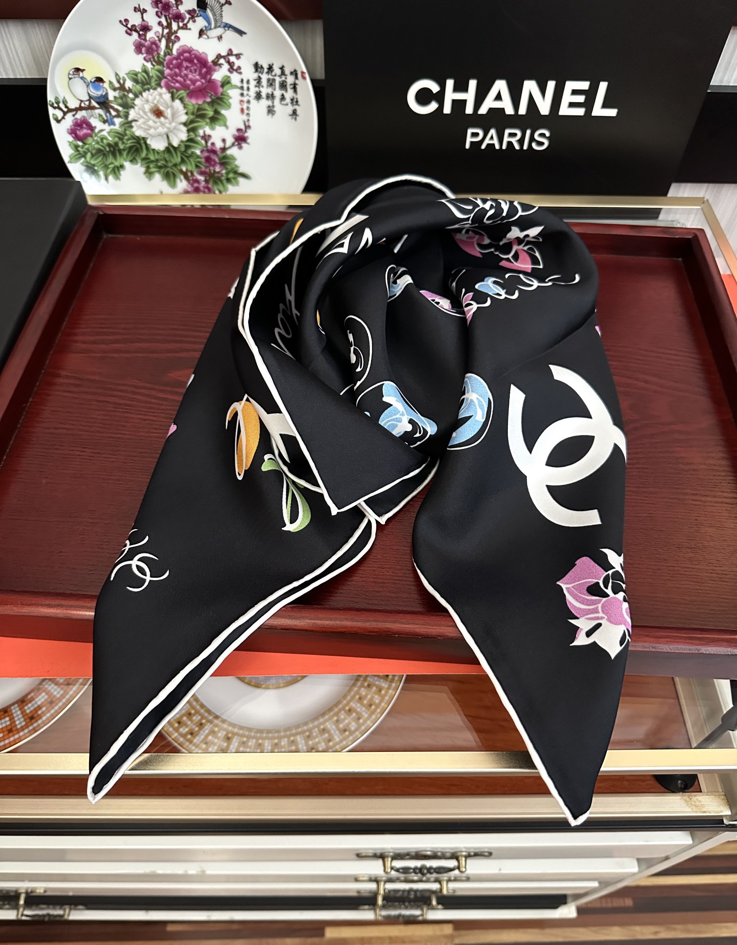 🔥双面同色 香奈儿18姆米 高版本👍香奶奶永远都是比较经典[發]一条印有字母Logo交织图案巧妙搭配[得