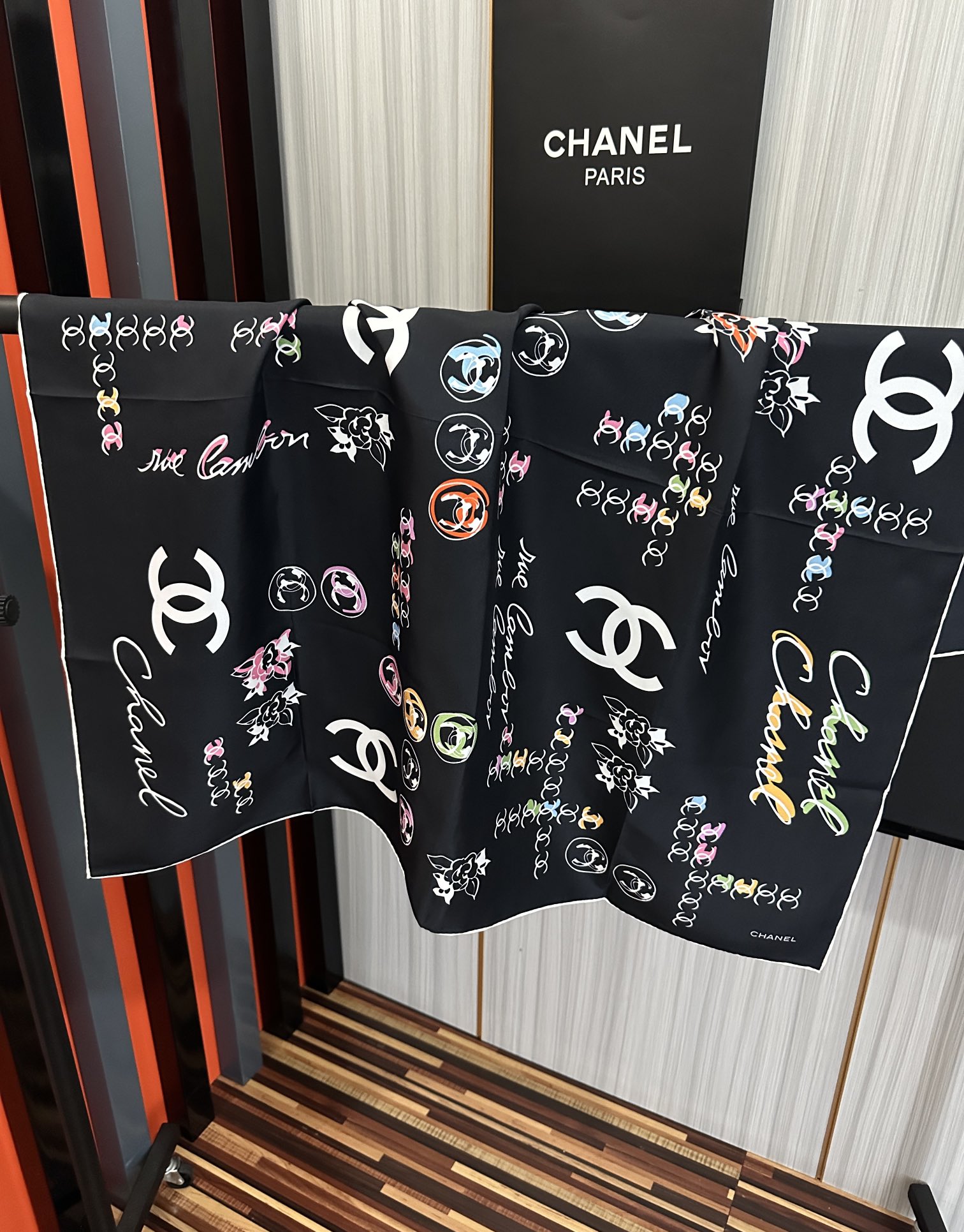 🔥双面同色 香奈儿18姆米 高版本👍香奶奶永远都是比较经典[發]一条印有字母Logo交织图案巧妙搭配[得