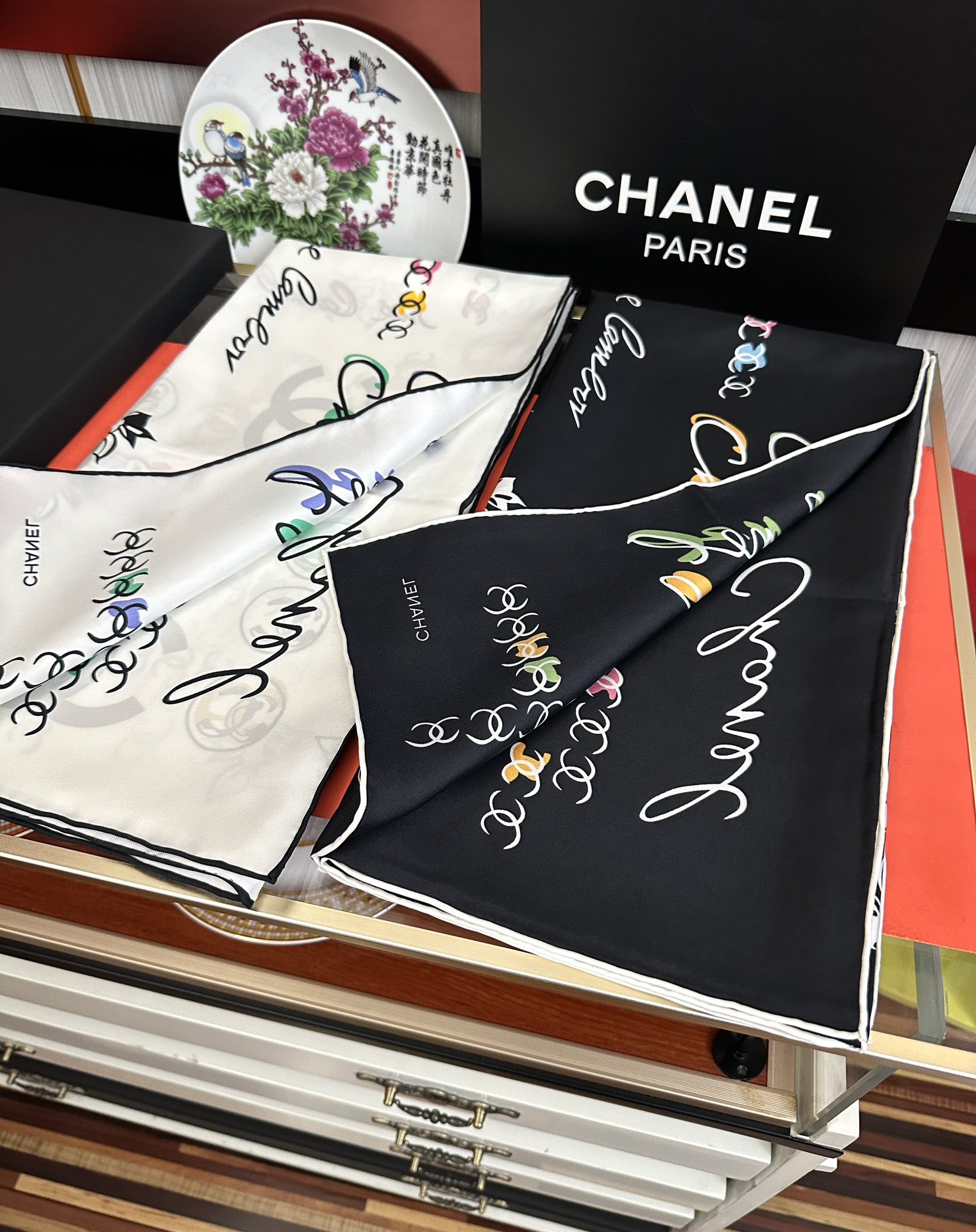 🔥双面同色 香奈儿18姆米 高版本👍香奶奶永远都是比较经典[發]一条印有字母Logo交织图案巧妙搭配[得