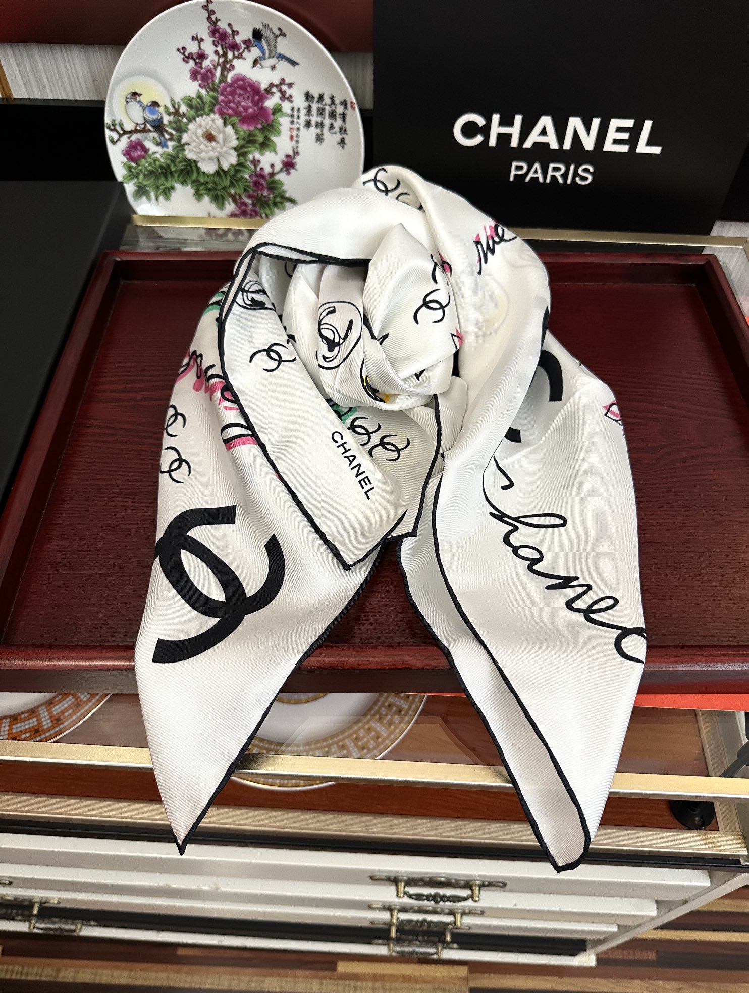 🔥双面同色 香奈儿18姆米 高版本👍香奶奶永远都是比较经典[發]一条印有字母Logo交织图案巧妙搭配[得