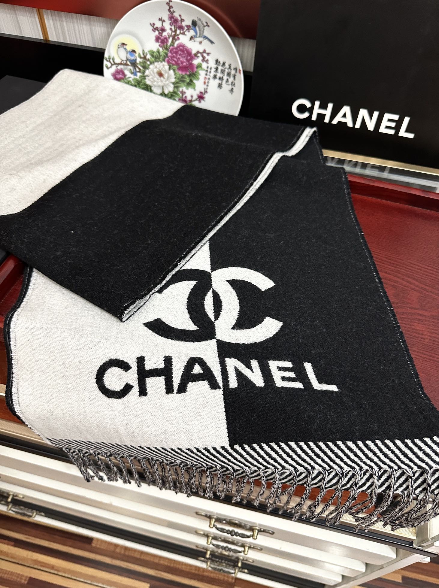 🔥香奈儿 最新款《双面拼色提花》目测是大爆款[玫瑰]双面异色提花[太阳] 两面完全相反的颜色及图案[庆祝