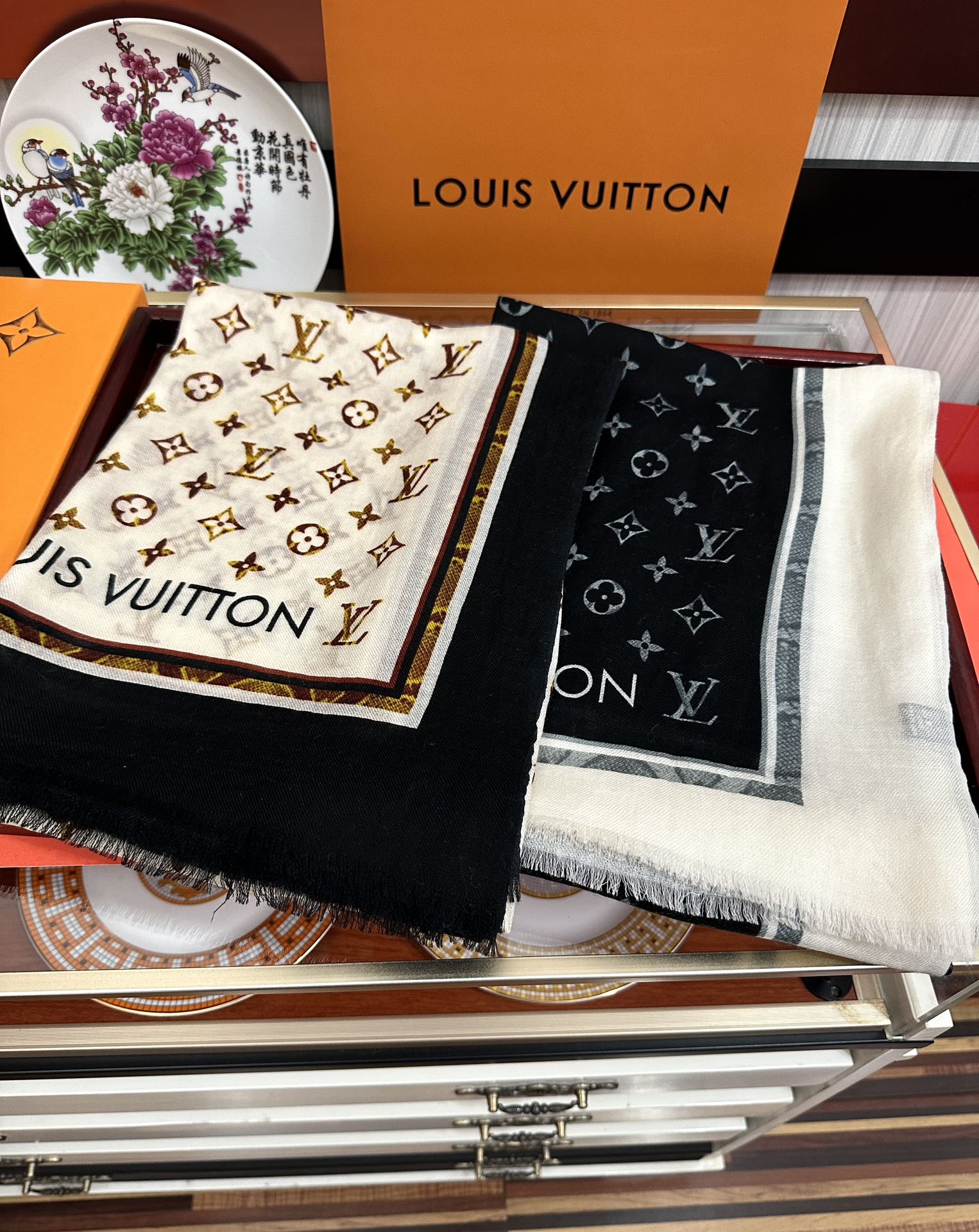 🔥新款 L家 2025最新款‼️真心赞👍【戒指绒长巾】😘💍实物真心美 🎀披肩配以印花💓💃🏻无论设计喷绘都