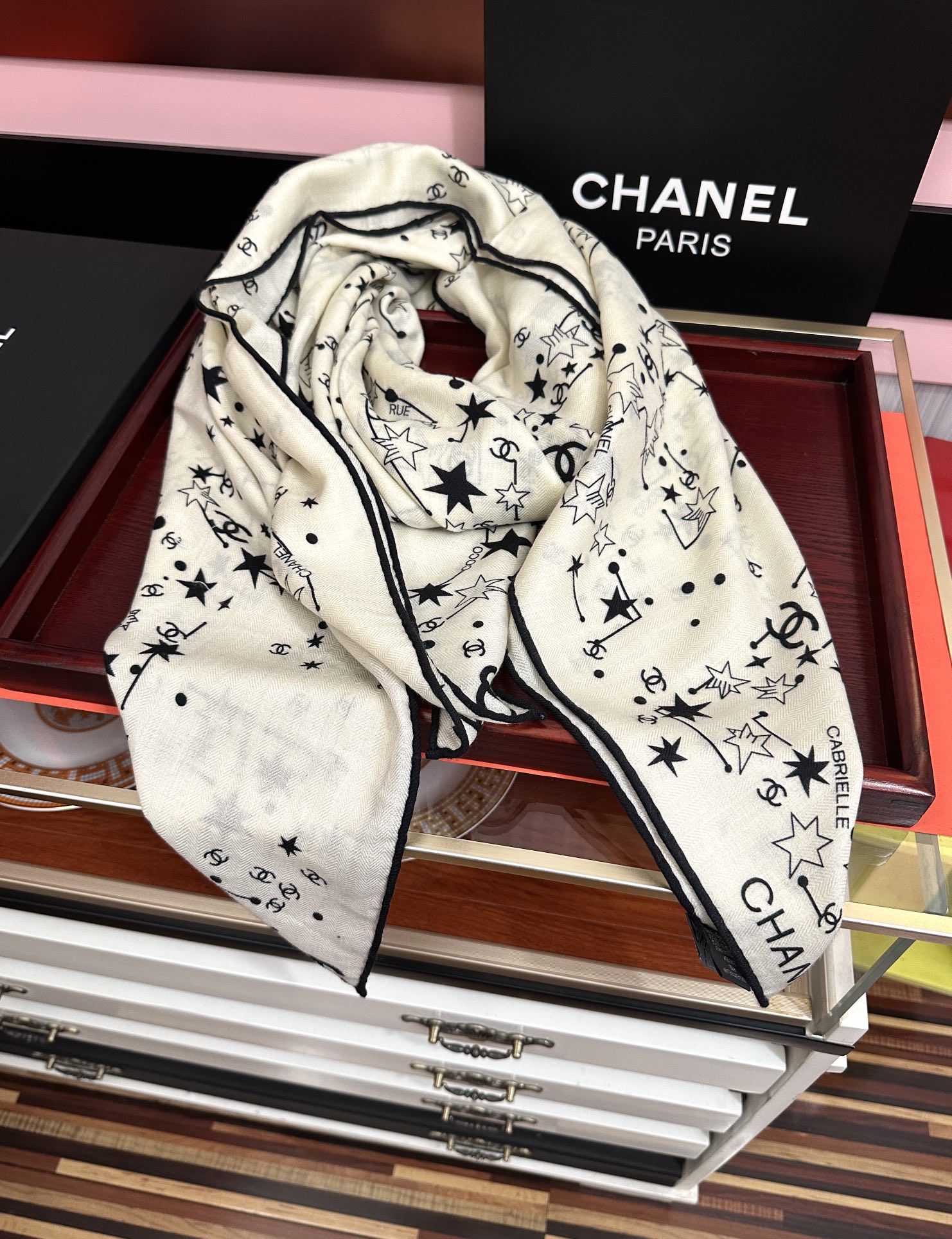 新款❤️2025 香奈儿 星星✨涂鸦 官网同步 【双面同色】[發]经典设计优雅风[礼物]~气质到骨子里[