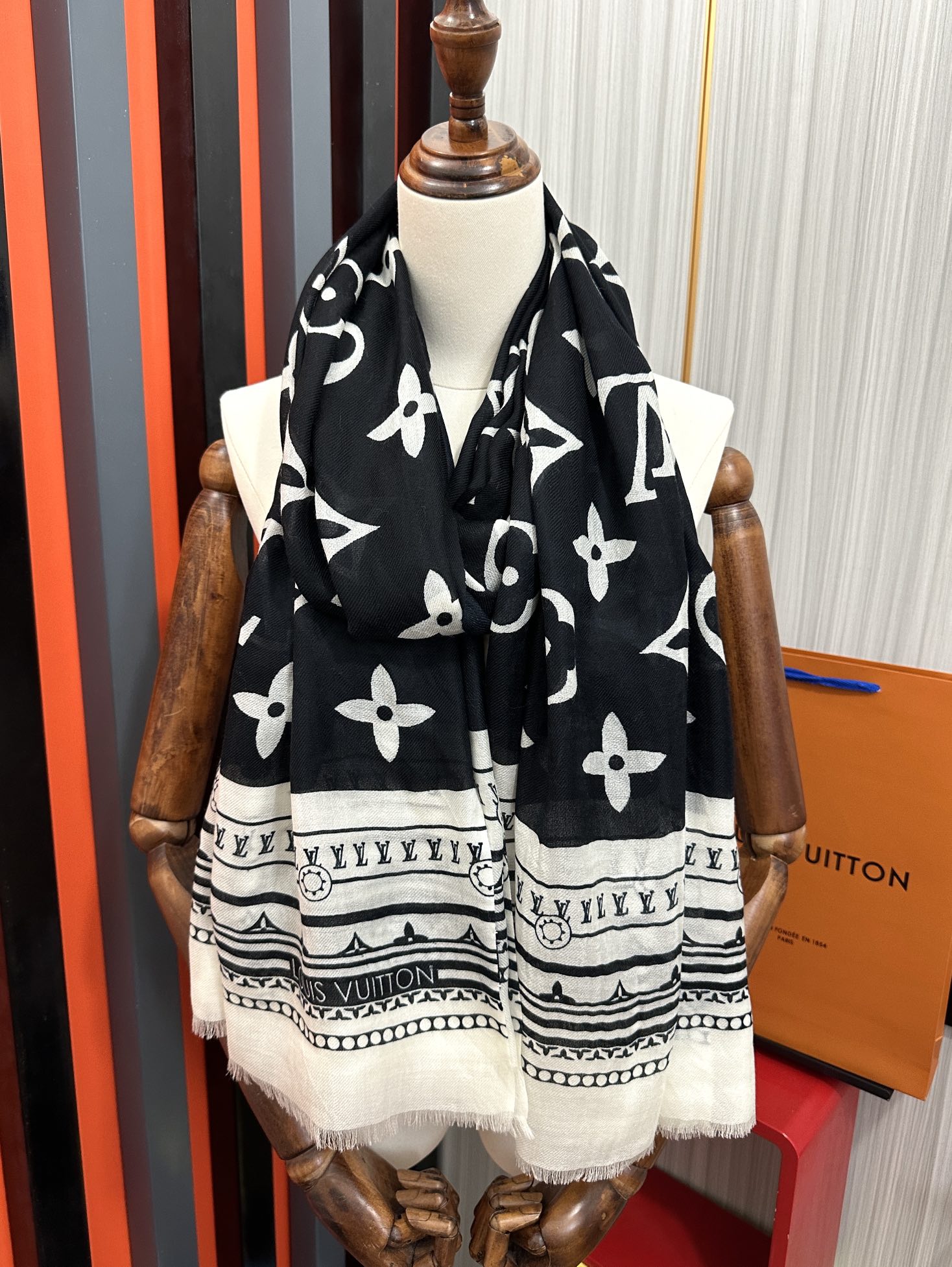 新品🔥L最新款‼️，2025高端大气上档次【羊绒长巾】🔥实物真心美 🎀披肩配以印花💓💃🏻无论设计喷绘都是