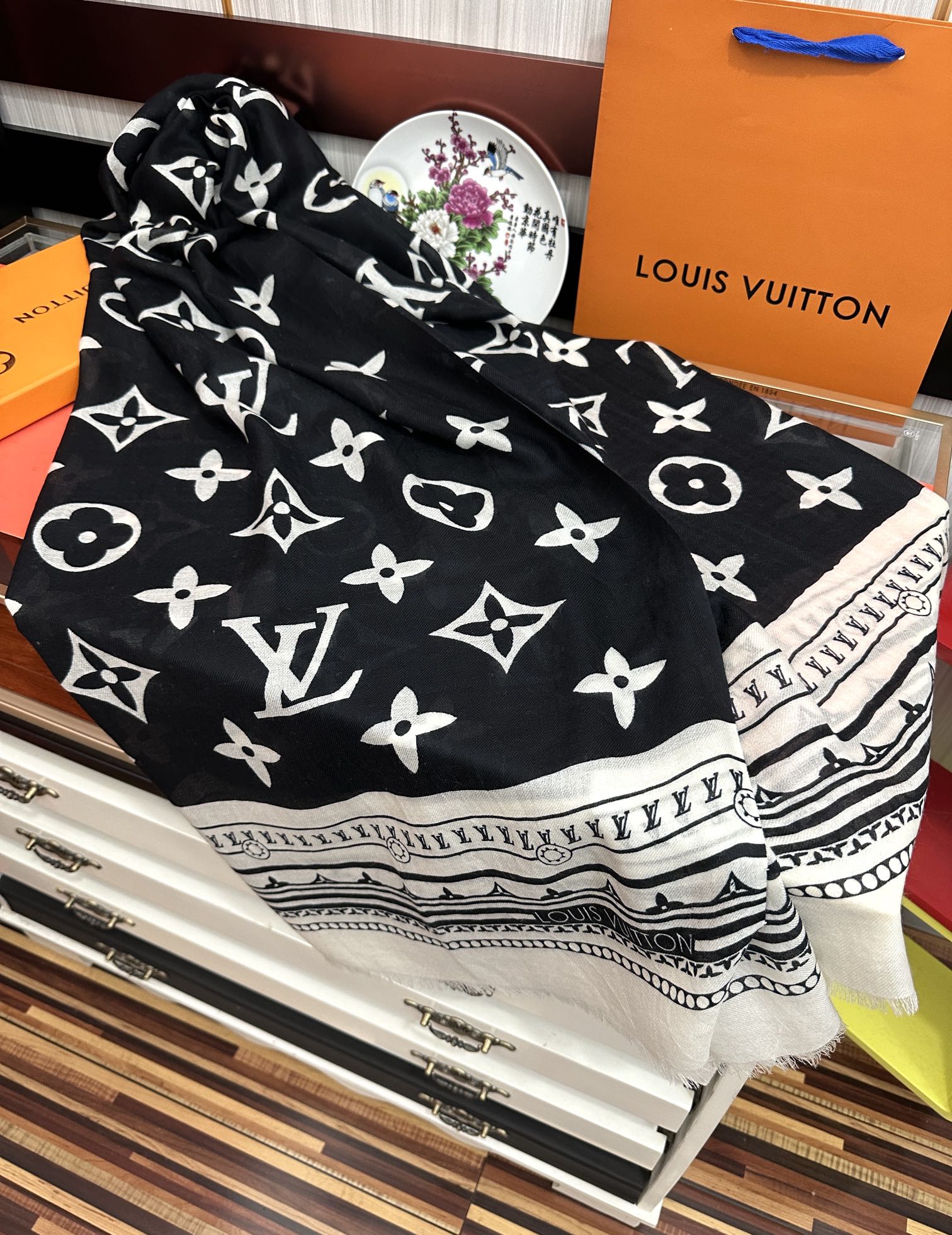 新品🔥L最新款‼️，2025高端大气上档次【羊绒长巾】🔥实物真心美 🎀披肩配以印花💓💃🏻无论设计喷绘都是