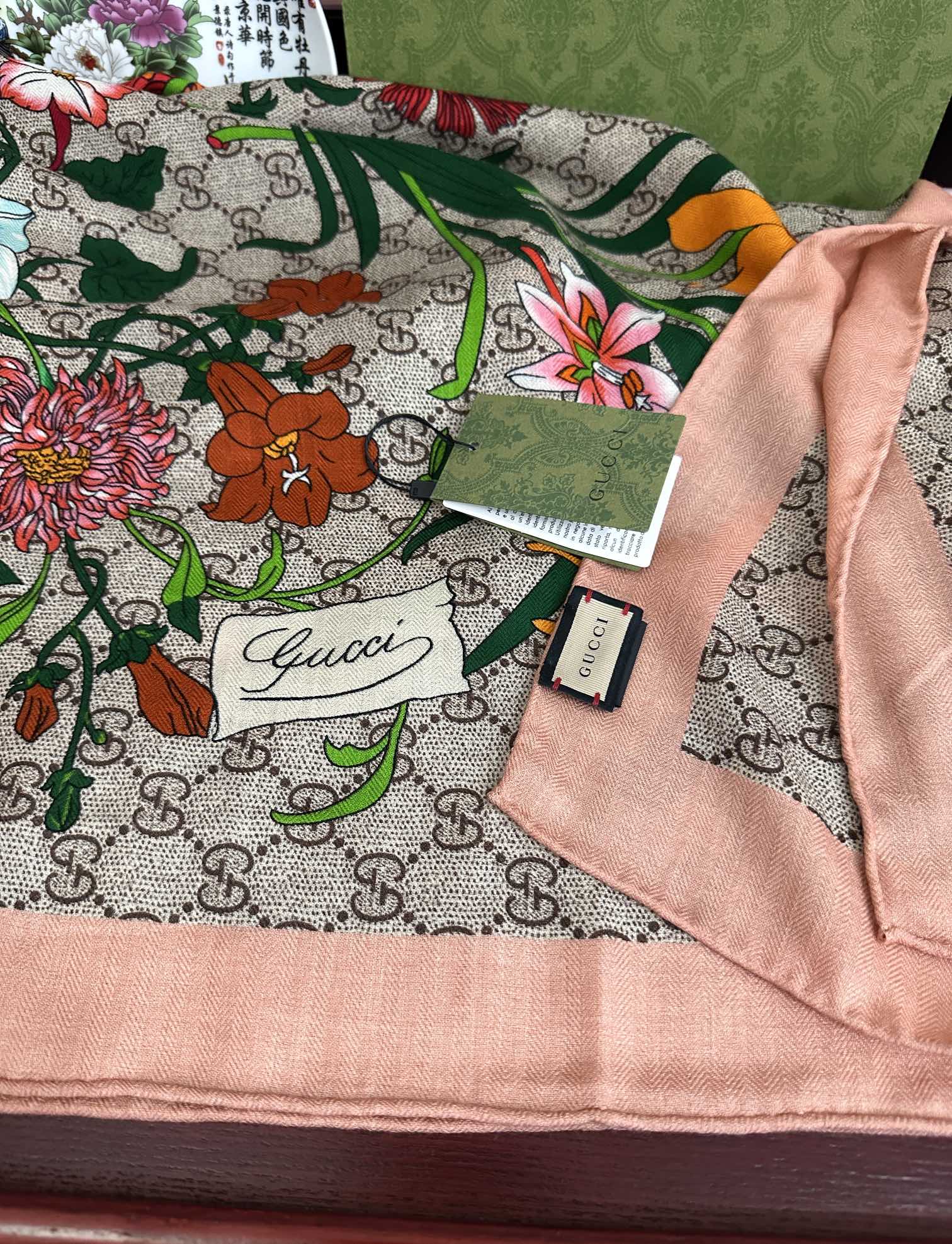 爆款🔥古奇 【GG图案花朵双面同色】永远流行[礼物]~新一季的面料超高级，真心超级柔软，丝丝顺滑[太阳]