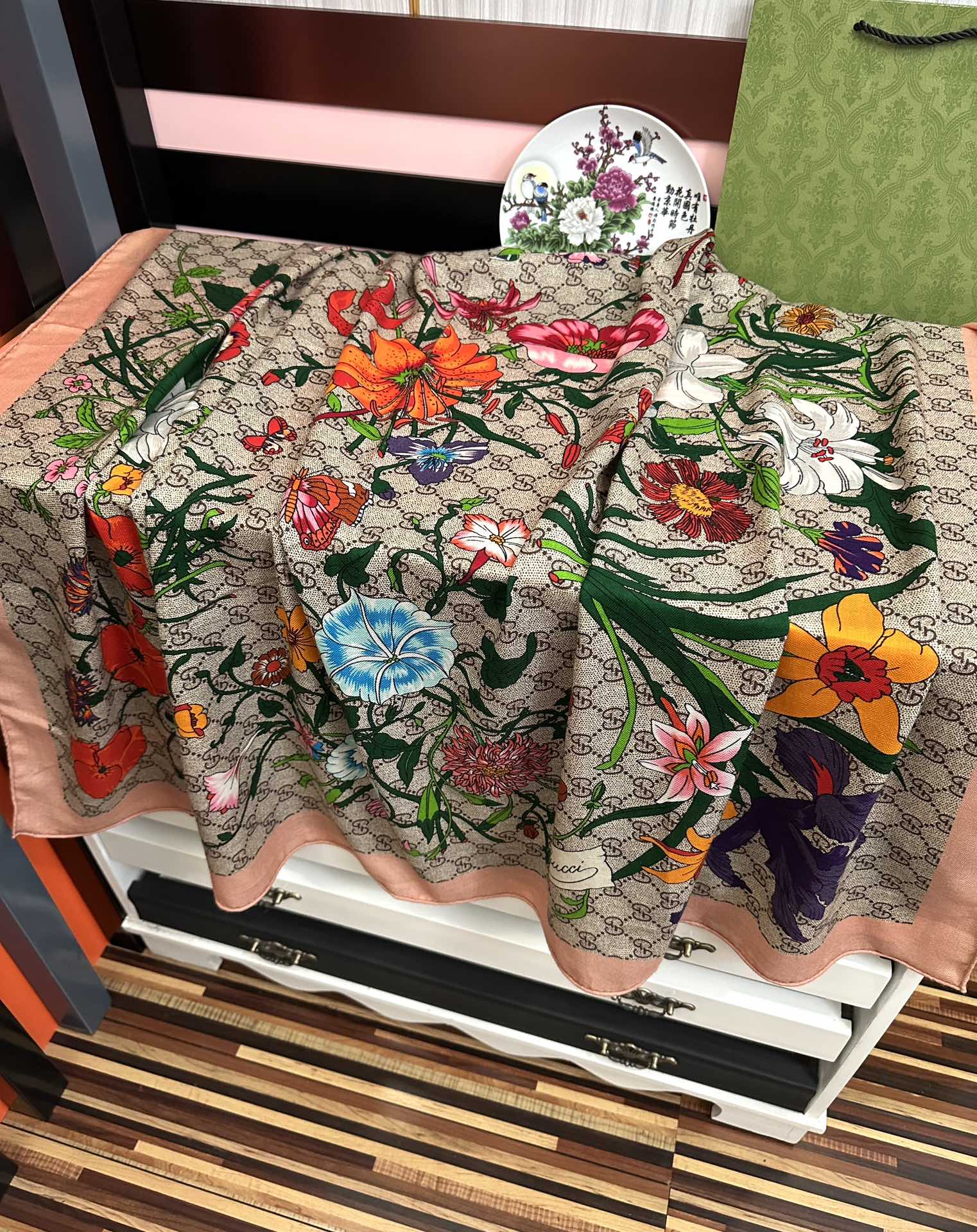 爆款🔥古奇 【GG图案花朵双面同色】永远流行[礼物]~新一季的面料超高级，真心超级柔软，丝丝顺滑[太阳]