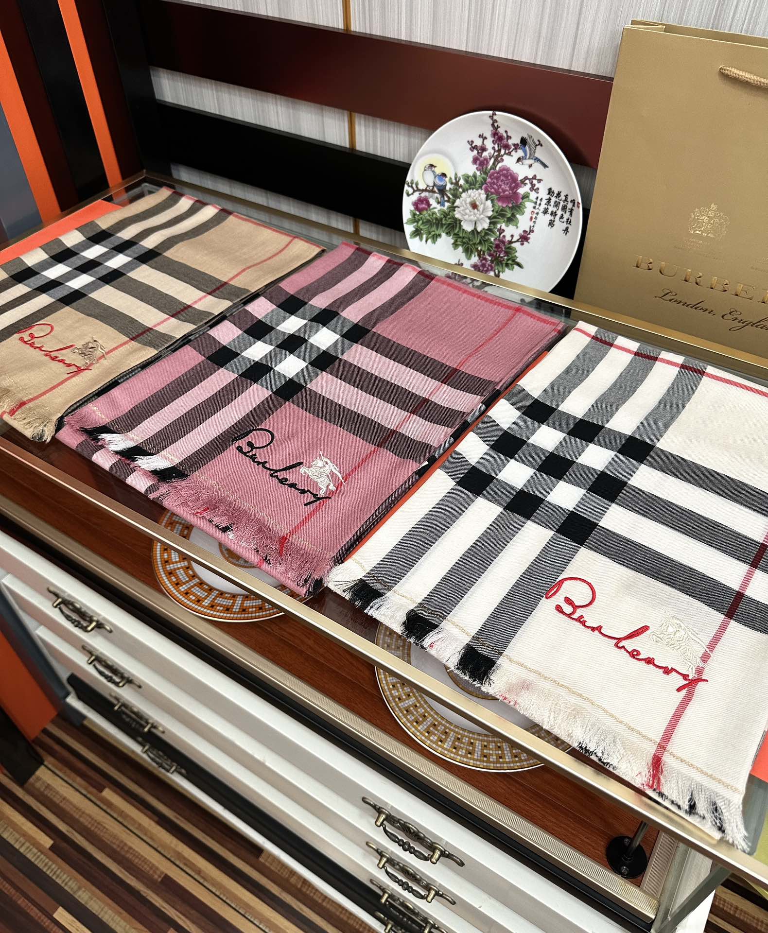 上新🔥 巴宝莉👍重磅推荐🎀太美了👓火爆N年的格子，人人都喜欢💕时潮人都有好几条巴家围巾放在衣橱，🧣换条围