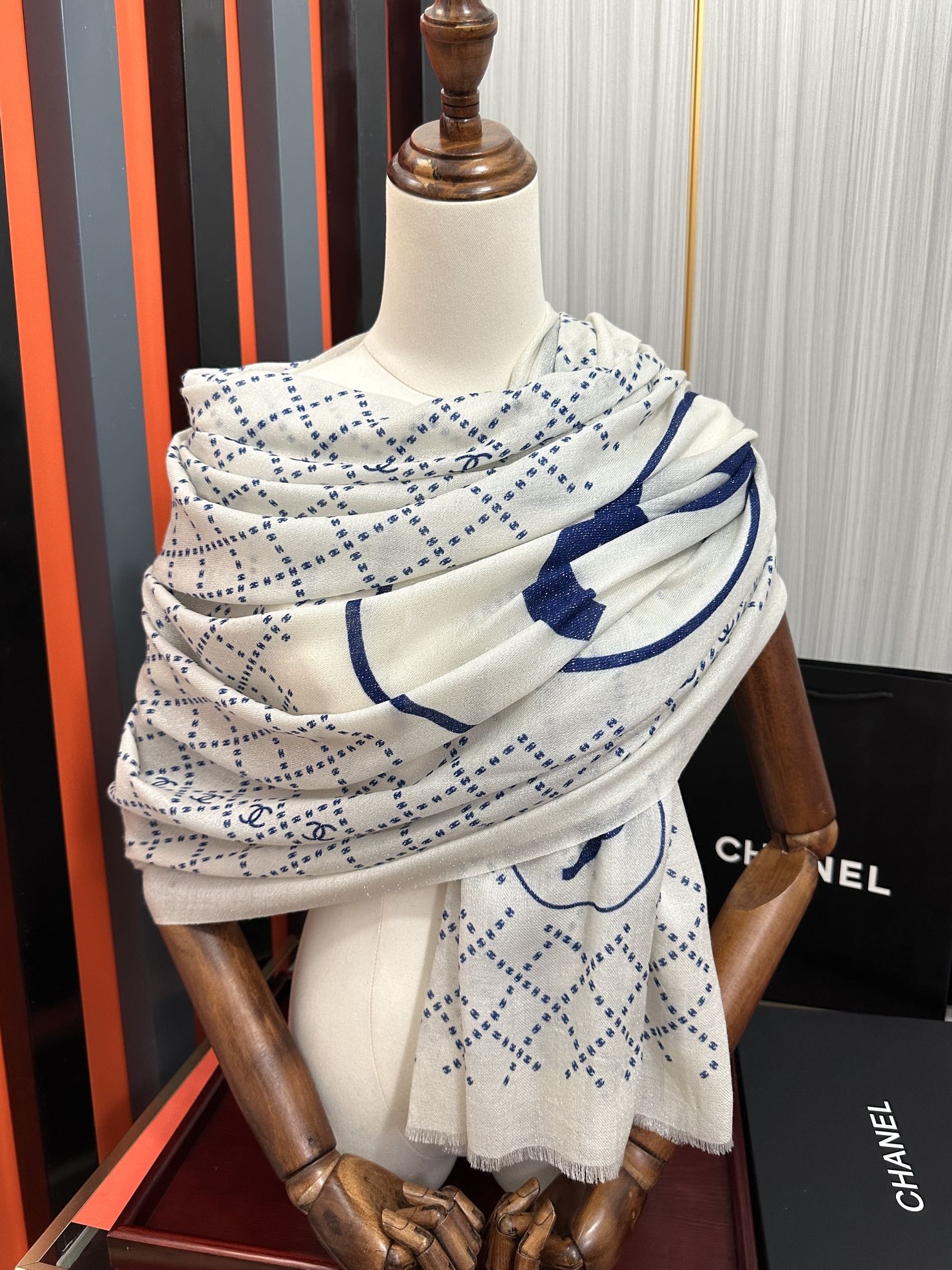 上新🔥小香 银丝2025 最新款[吃瓜]闪闪发光[咖啡]顶级设计太美了，真心赞👍【羊绒绒长巾】😘💍实物真